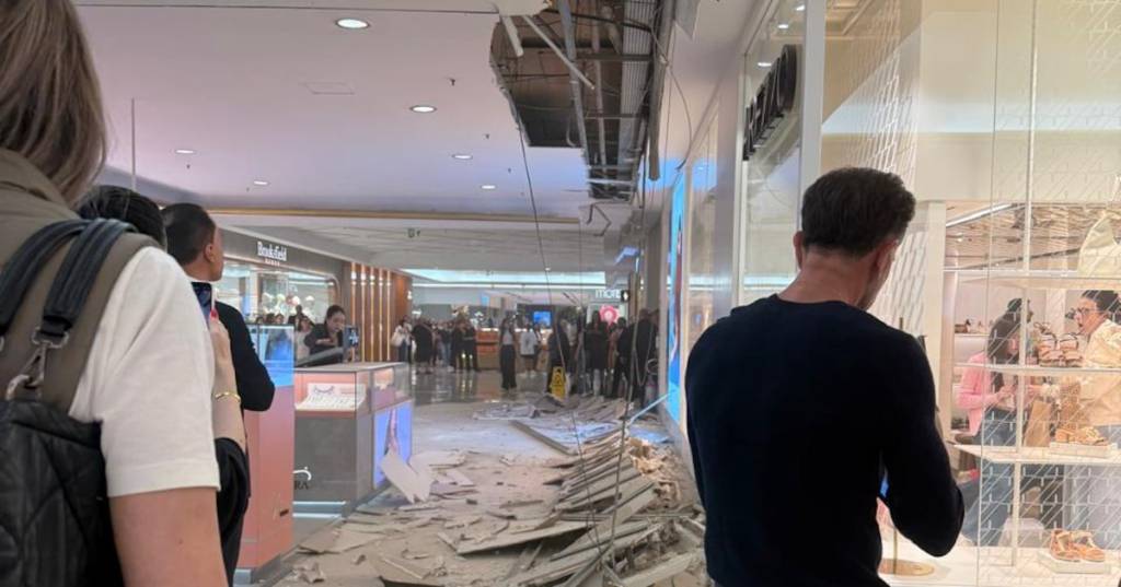 Parte do teto do Shopping Iguatemi desaba