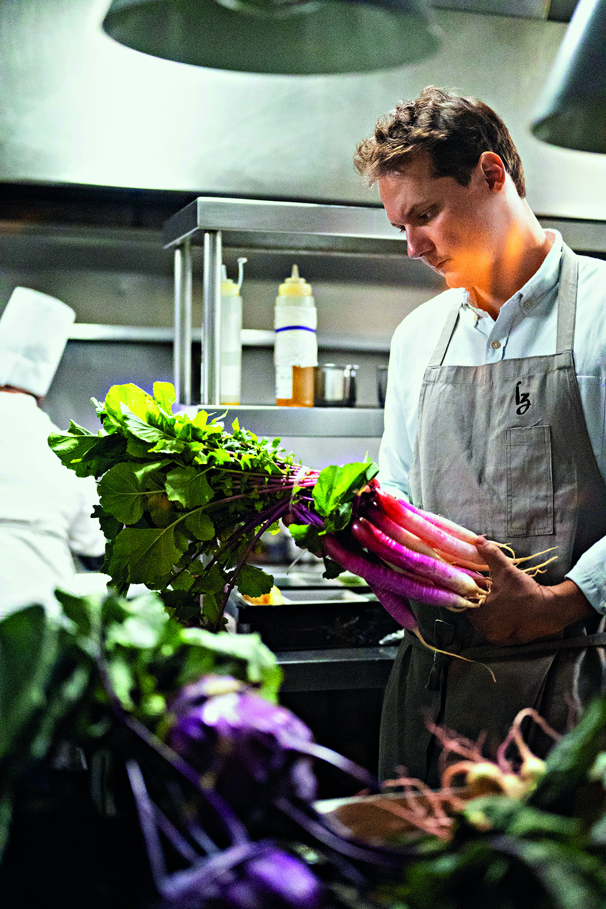 Homem segurando legumes