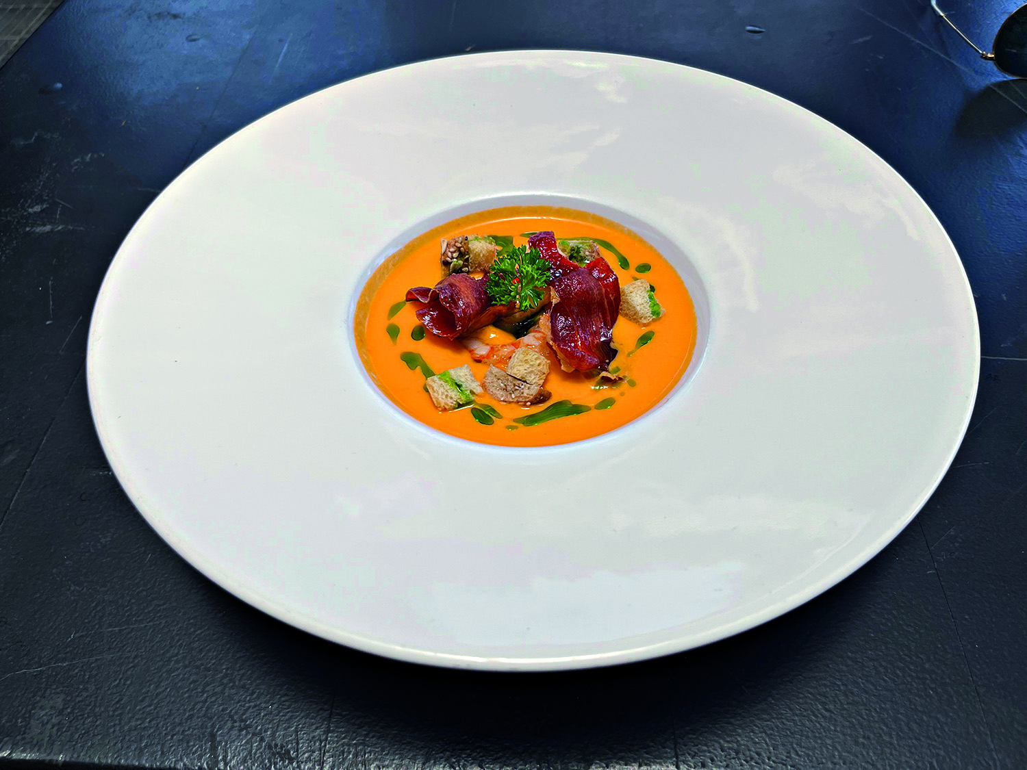 Mar Ib&eacute;rico: gaspacho com camar&atilde;o e chips de presunto cru