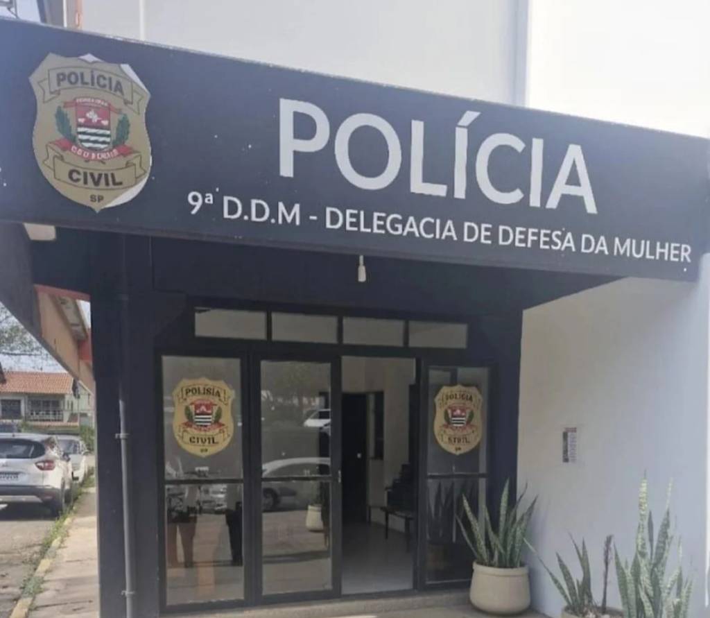 Mulher pula de carro em movimento para escapar de ex-companheiro após ser esfaqueada