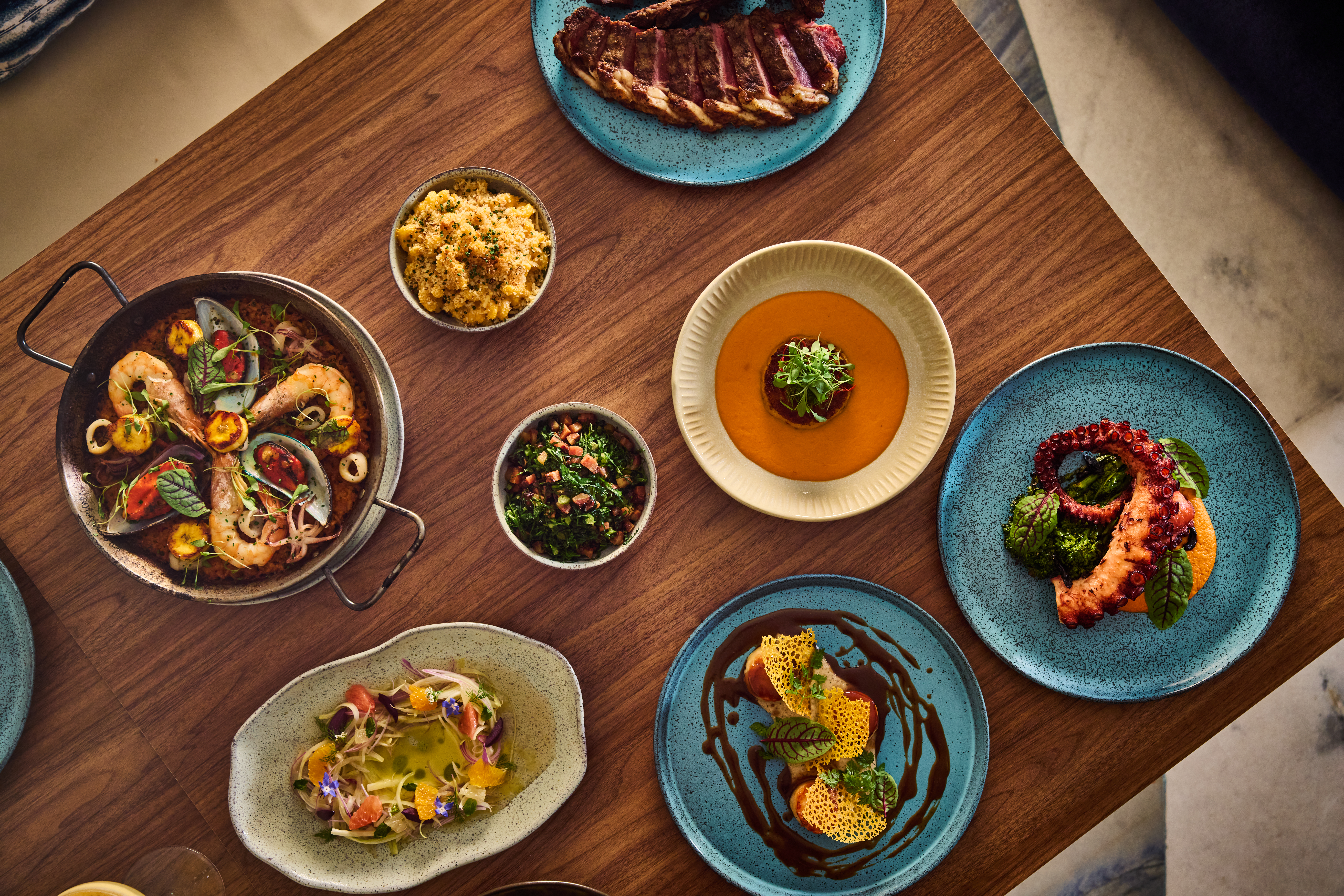 Mesa no L40, restaurante que explora t&eacute;cnicas e receitas de pa&iacute;ses como Portugal, Espanha e Gr&eacute;cia