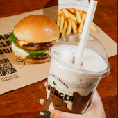 Unidades da T.T. Burger vendem sacode de Brownie do Luiz por R$ 1,99