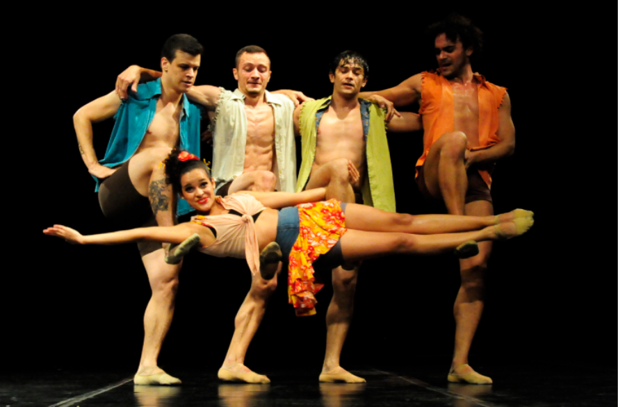 Pessoas dançando no palco