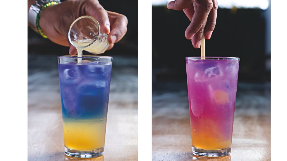 Ch&aacute; azul e depois roxo no copo de vidro