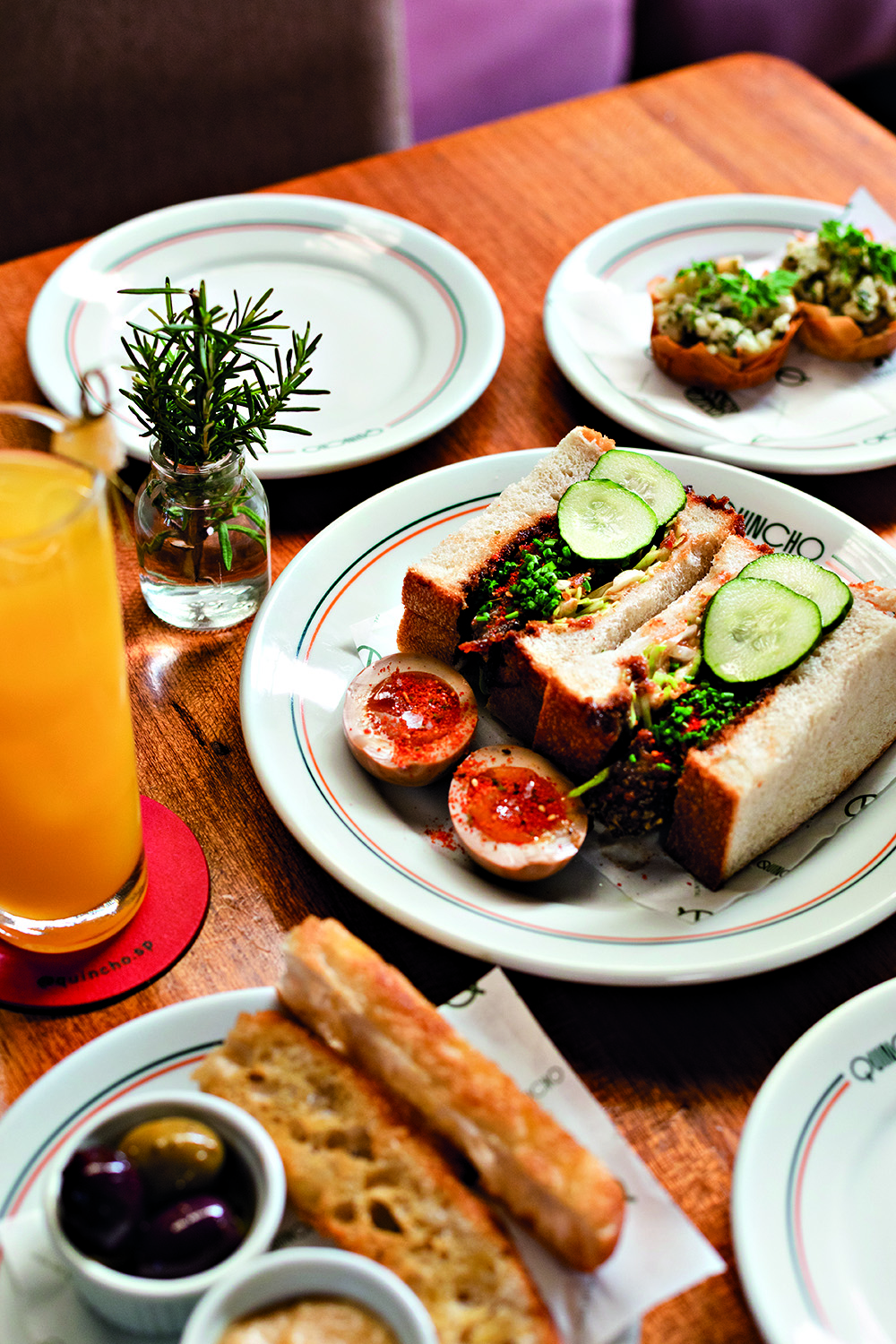 sanduíche no prato branco