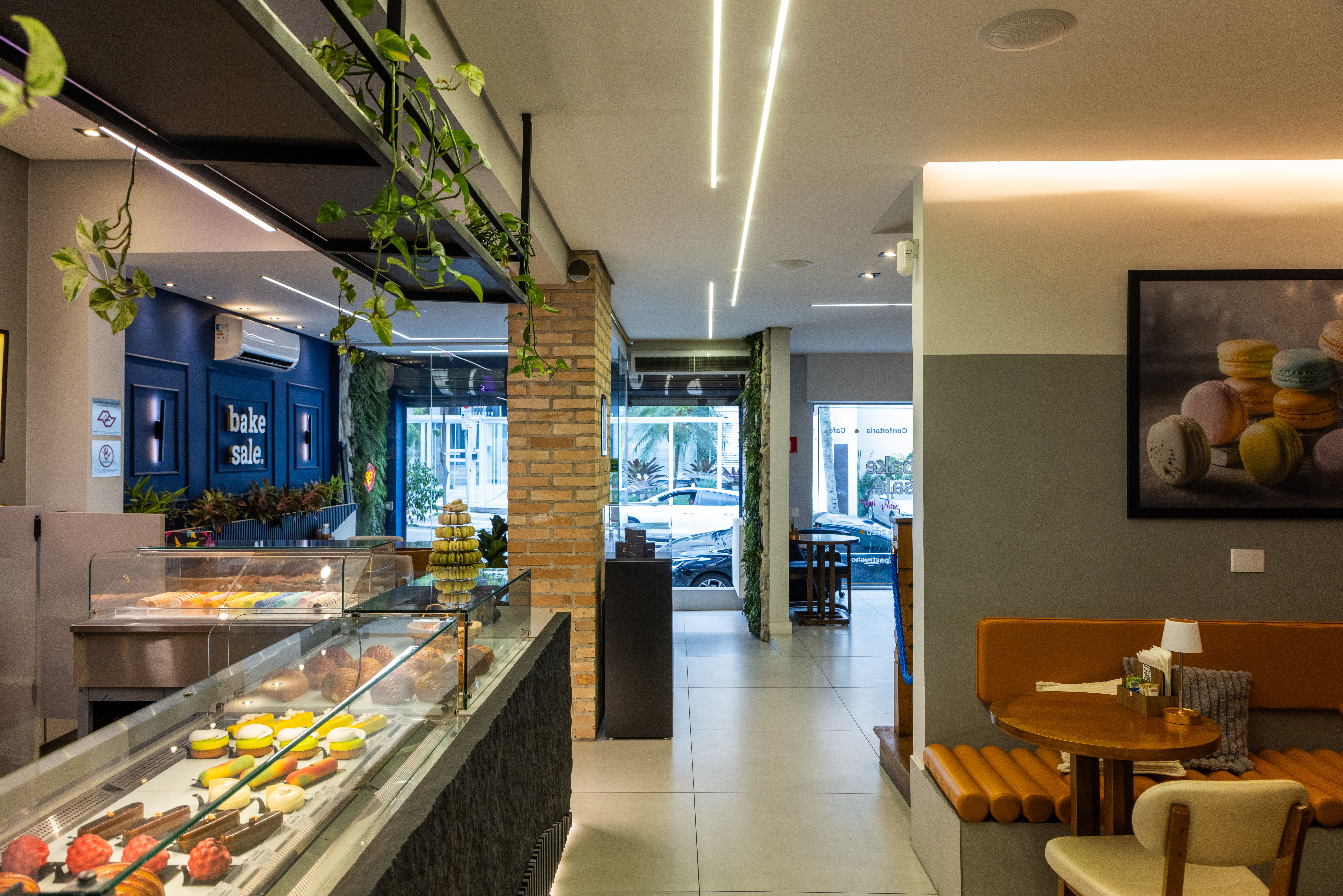 lugar com vitrine de doces e mesas