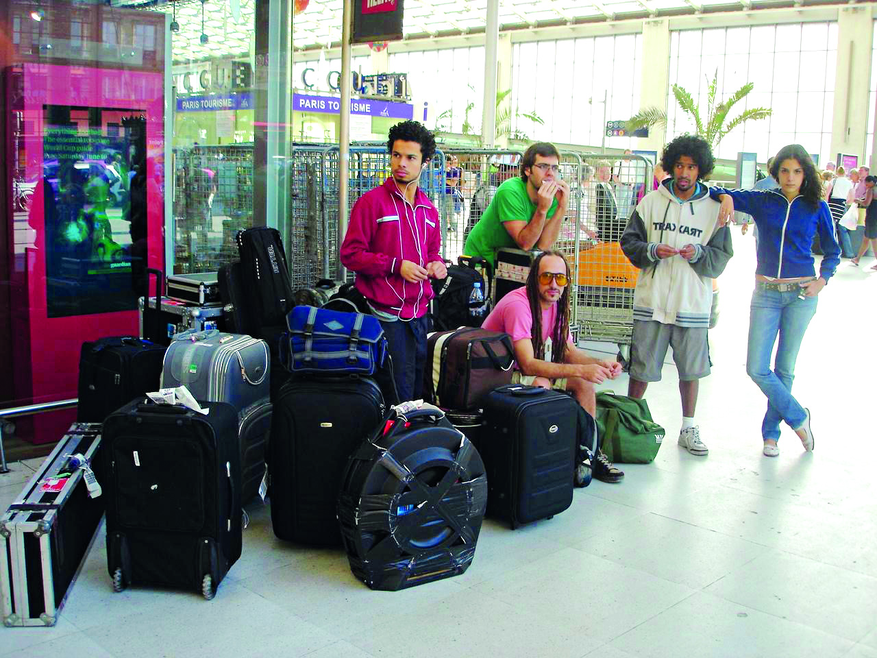 A cantora e sua banda em Paris, em 2006: turn&ecirc; internacional