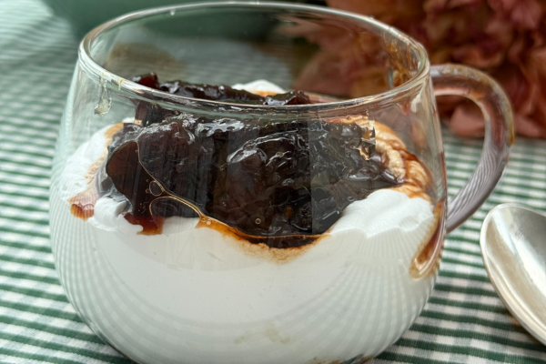Prunes au Pichet: uma sobremesa simples com vinho e ameixas