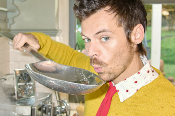 Harry Styles come pão de queijo em casa nos Jardins