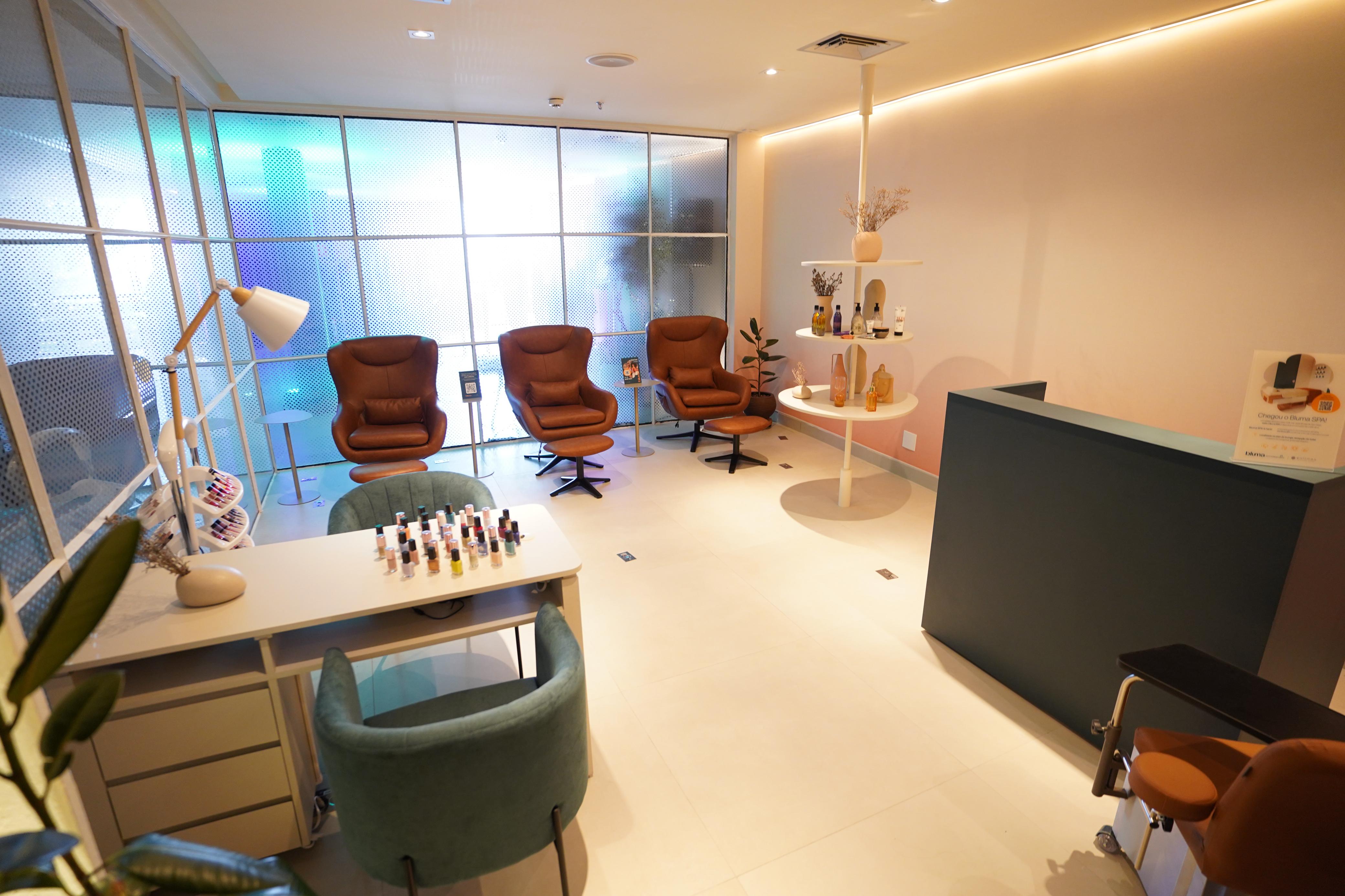 Sala principal: cadeira de massagem e servi&ccedil;os de manicure