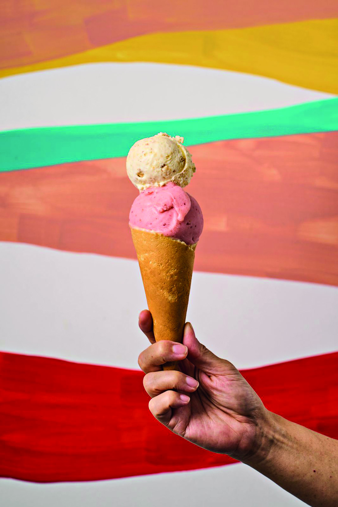 dois sabores na casquinha com fundo colorido