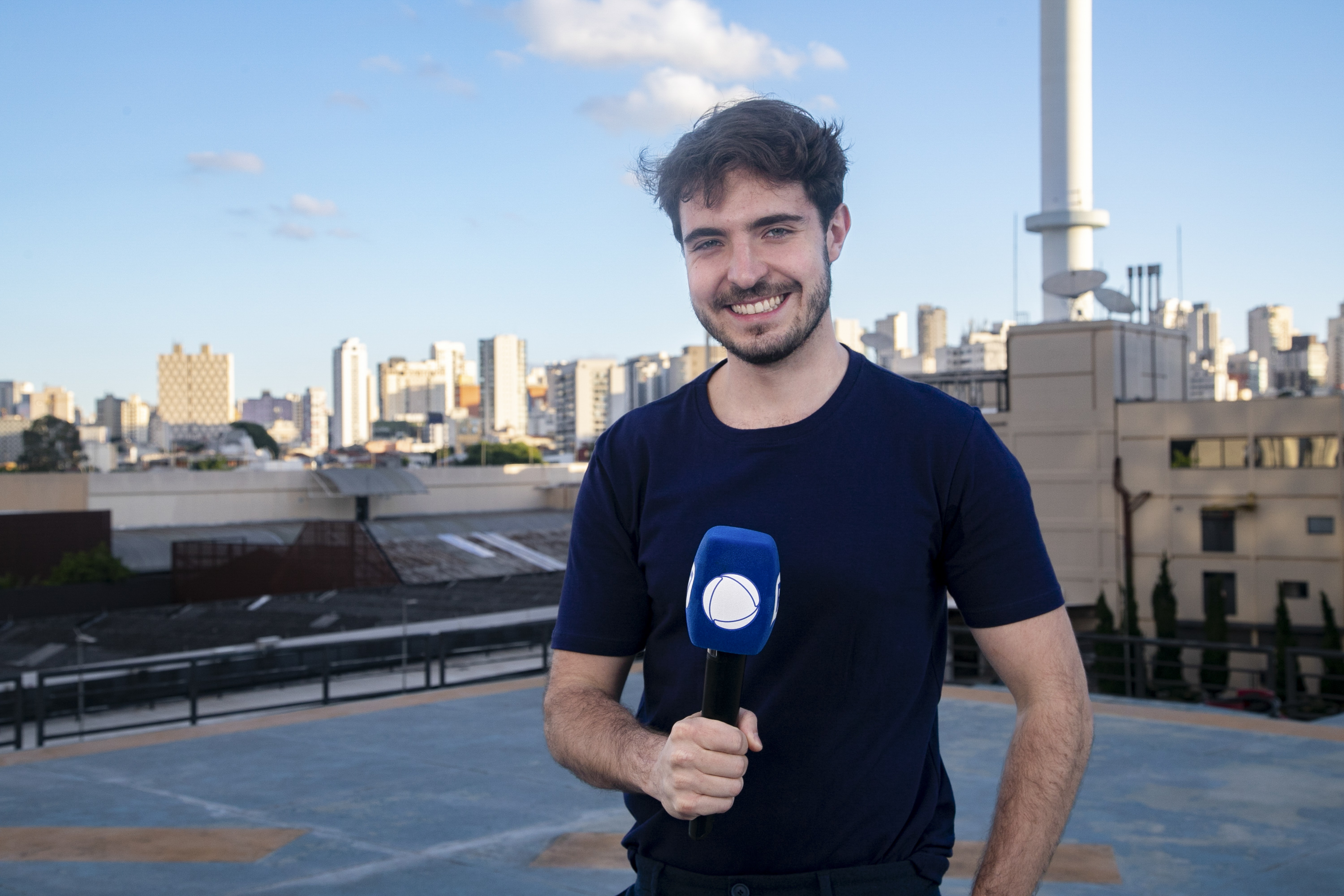 menino sorrindo com microfone