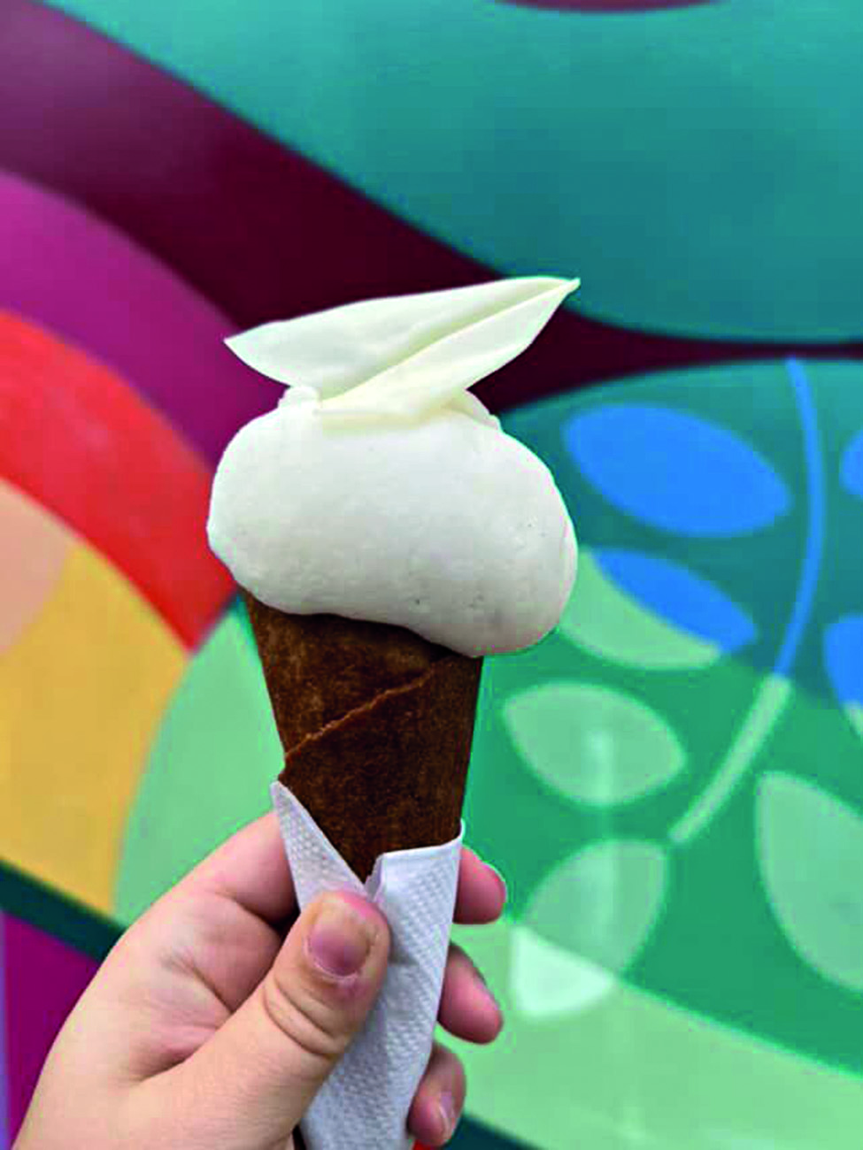 sorvete na casquinha com pessoa segurando