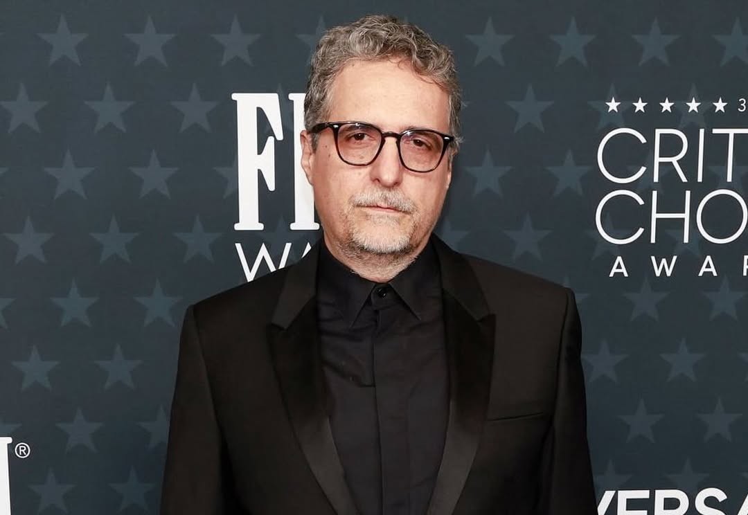 Kleber Mendonça Filho no tapete vermelho do Critics Choice Awards