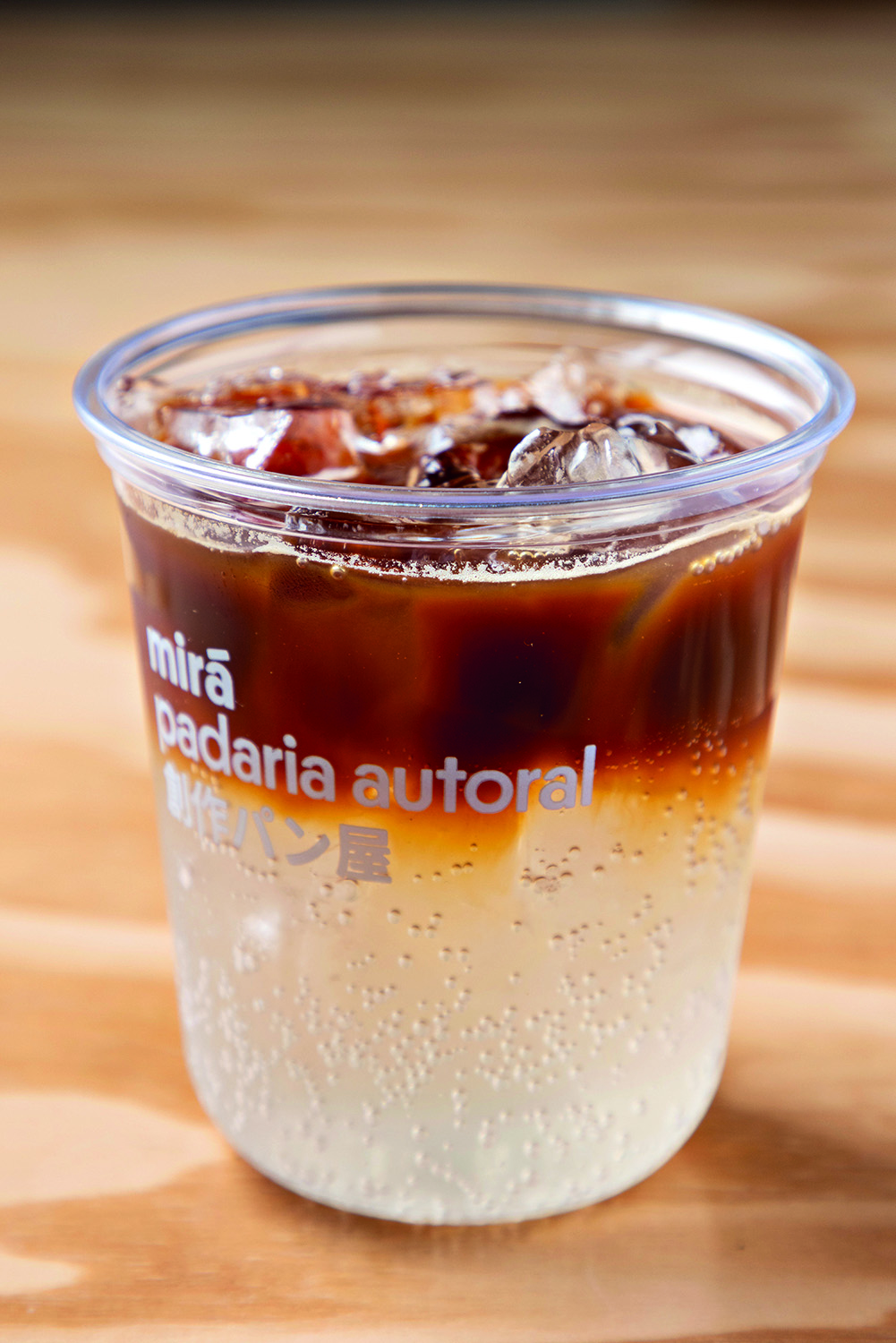 Copo com bebida com yuzu e café