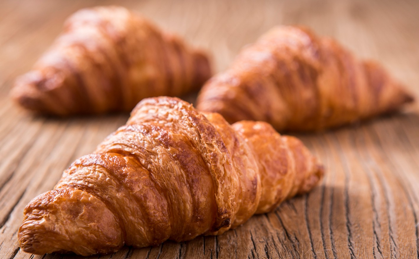 croissant de perto com casca dourada