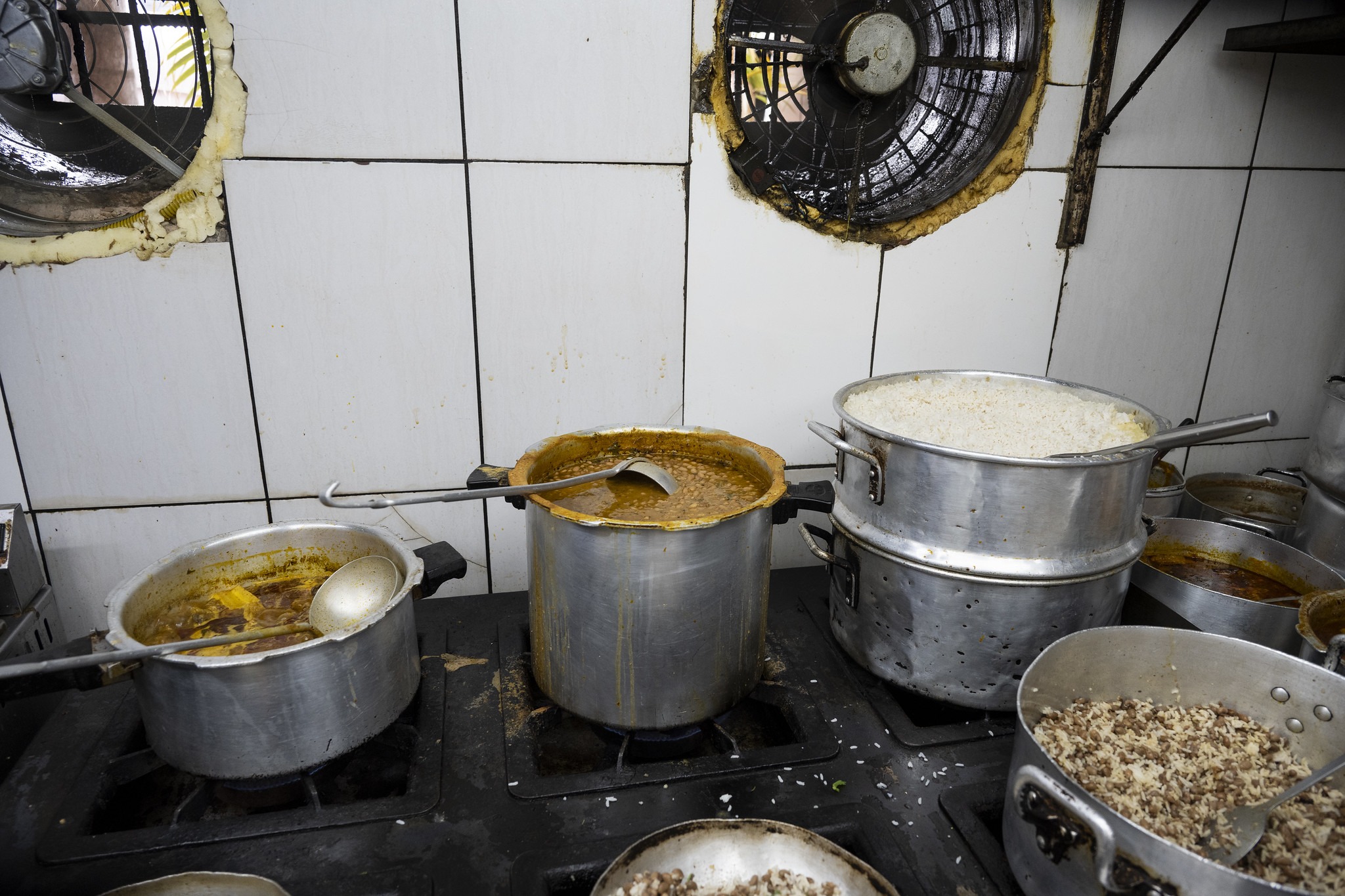 panelas e sujeira no fogão