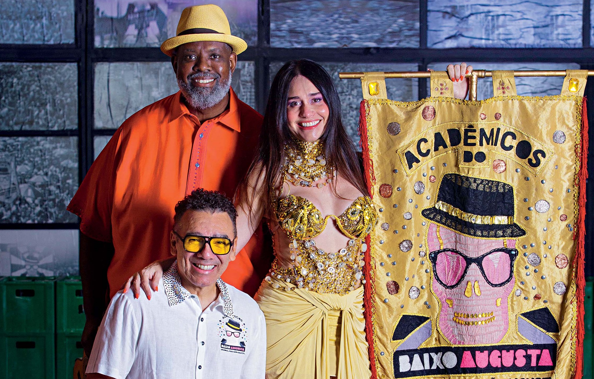 A atriz Alessandra Negrini, do cantores Péricles e Simoninha, na laje do Baixo.