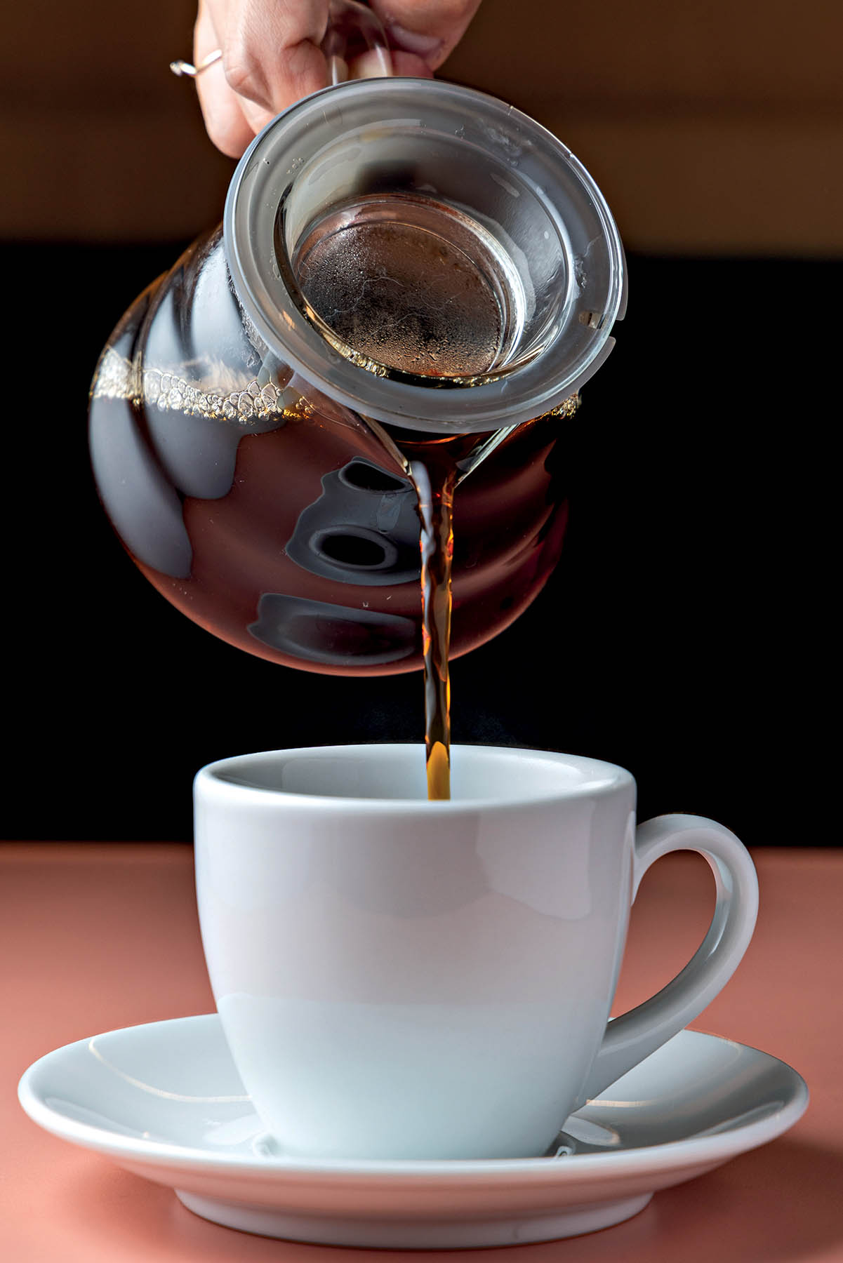 café sendo coado na xícara