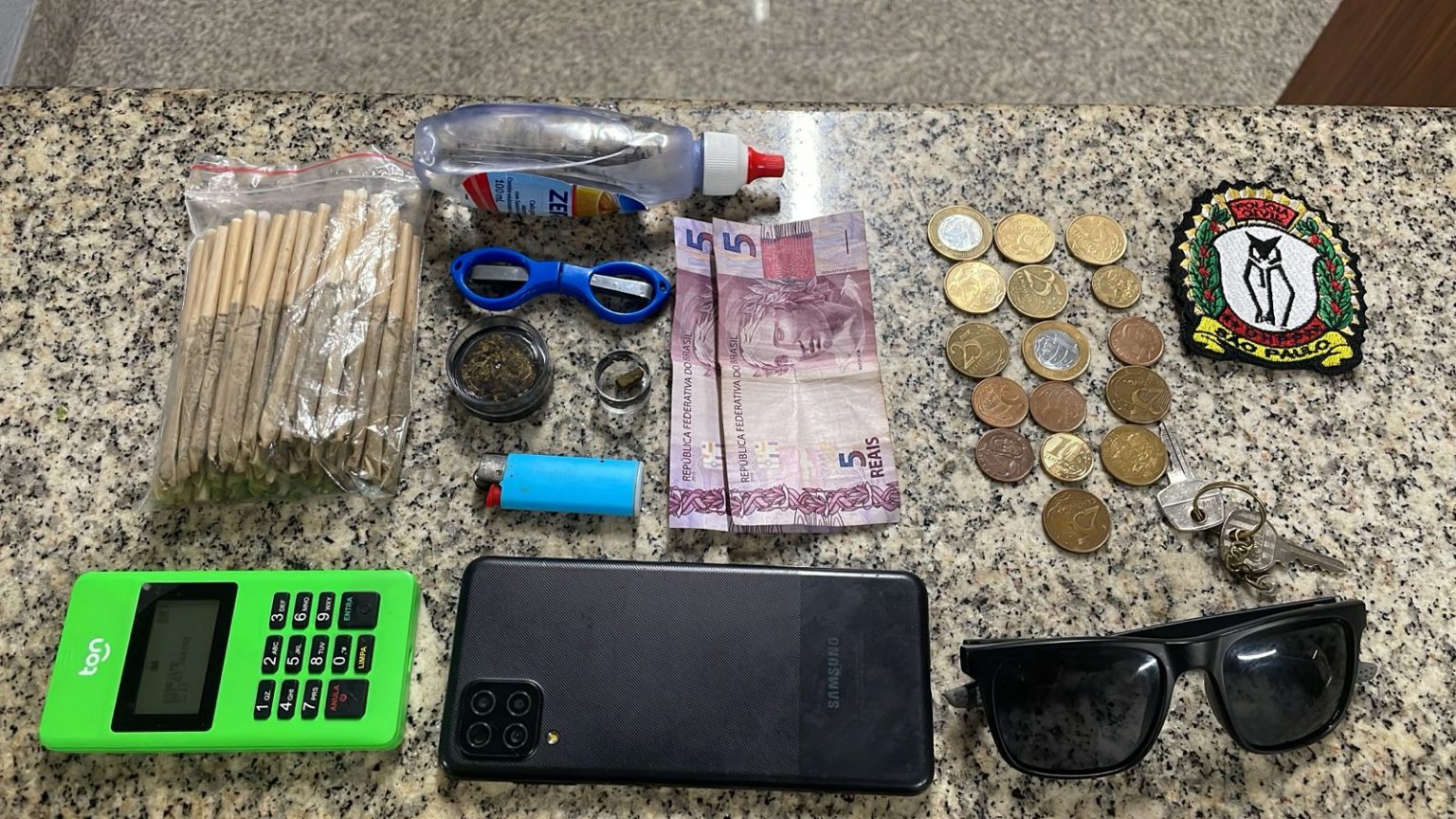Drogas-e-equipamentos-apreendidos-durante-bloco-de-Carnaval-em-SP Disfarçados de Minions, policiais se infiltram em blocos e fazem prisões em SP