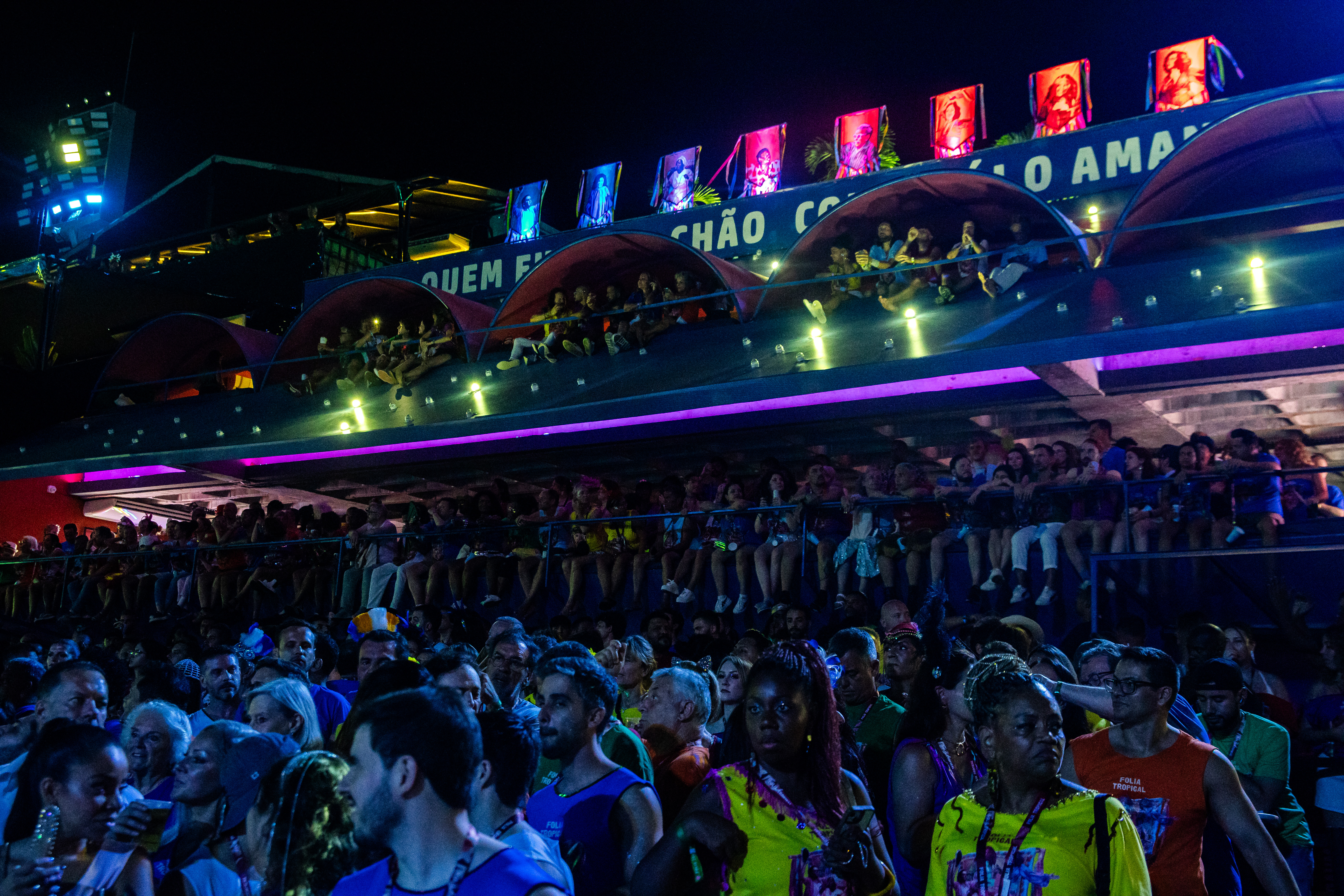 Camarote Folia Tropical: experiência perto das escolas de samba