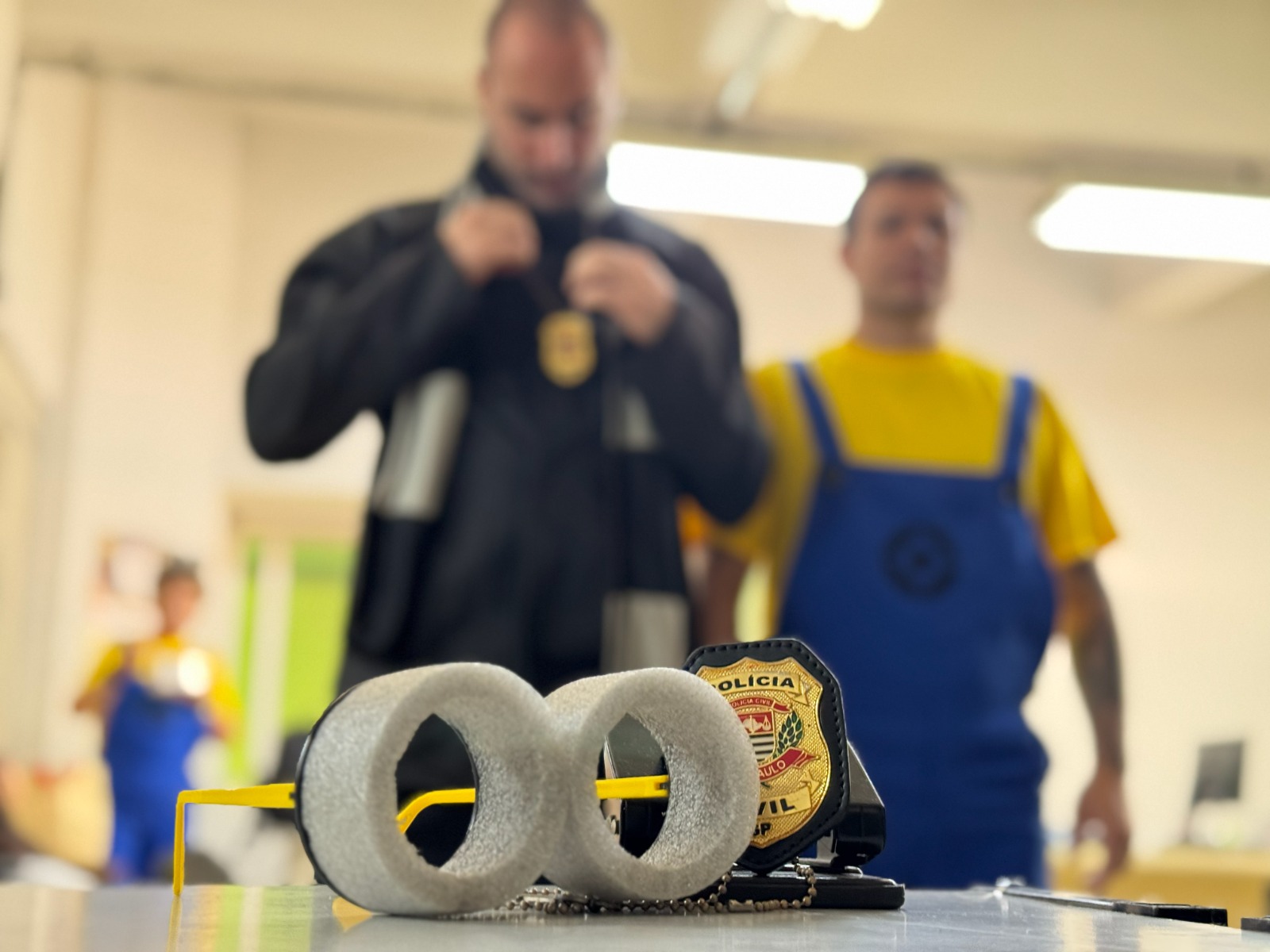 Drogas-e-equipamentos-apreendidos-durante-bloco-de-Carnaval-em-SP Disfarçados de Minions, policiais se infiltram em blocos e fazem prisões em SP
