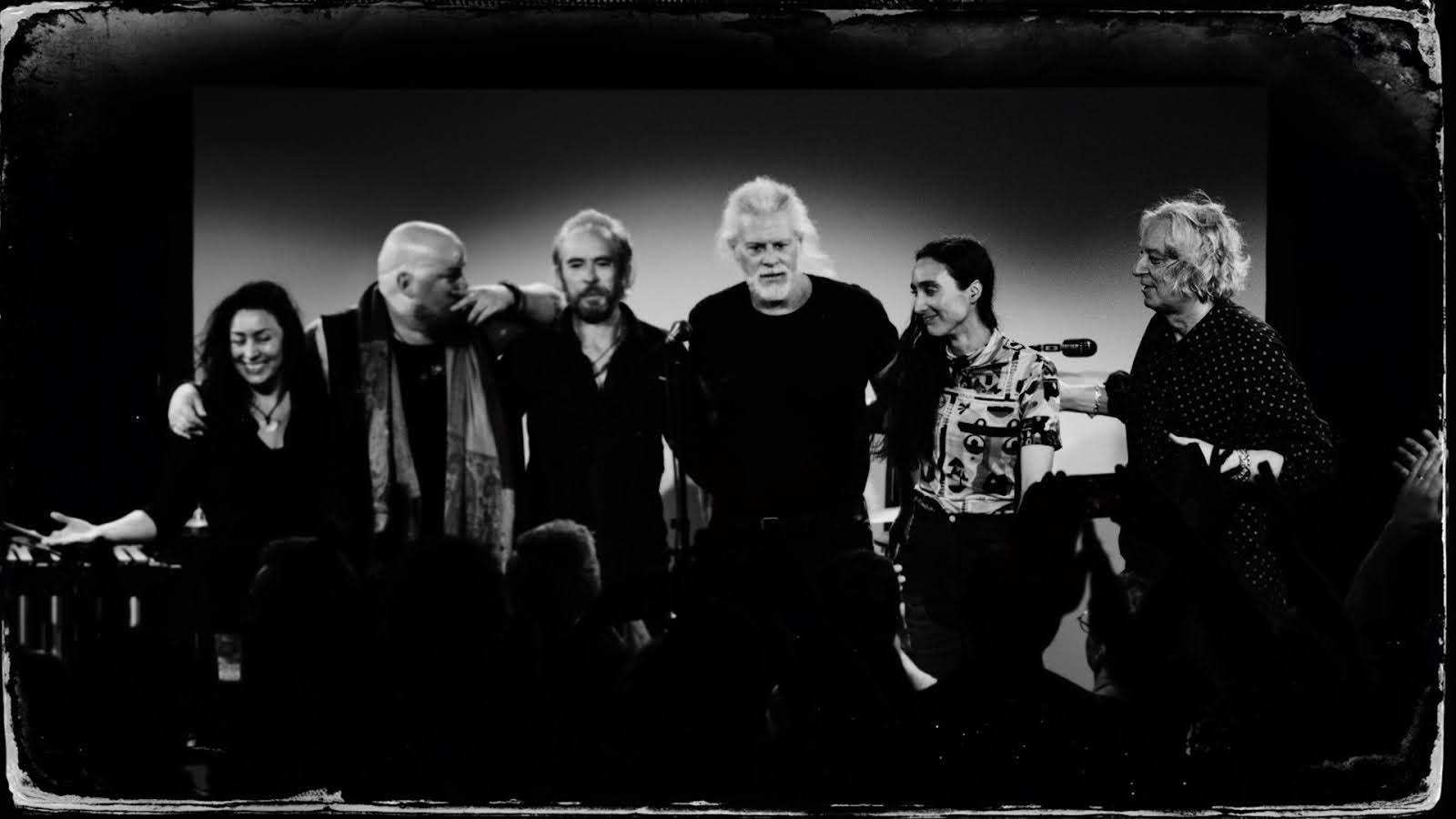 Banda com membros do R.E.M. e QOTSA faz show inédito em São Paulo