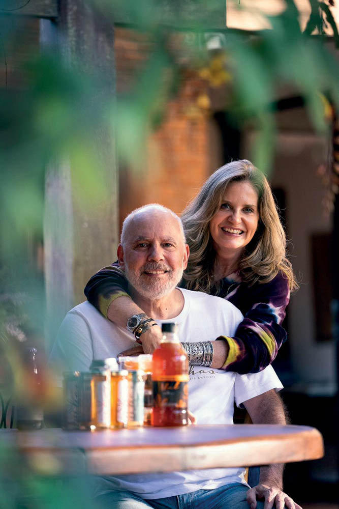 duas pessoas sorrindo para foto e abraçadas