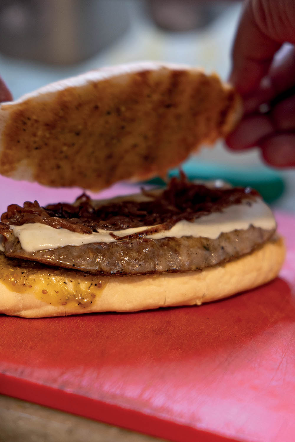 pão sendo fechado com recheio