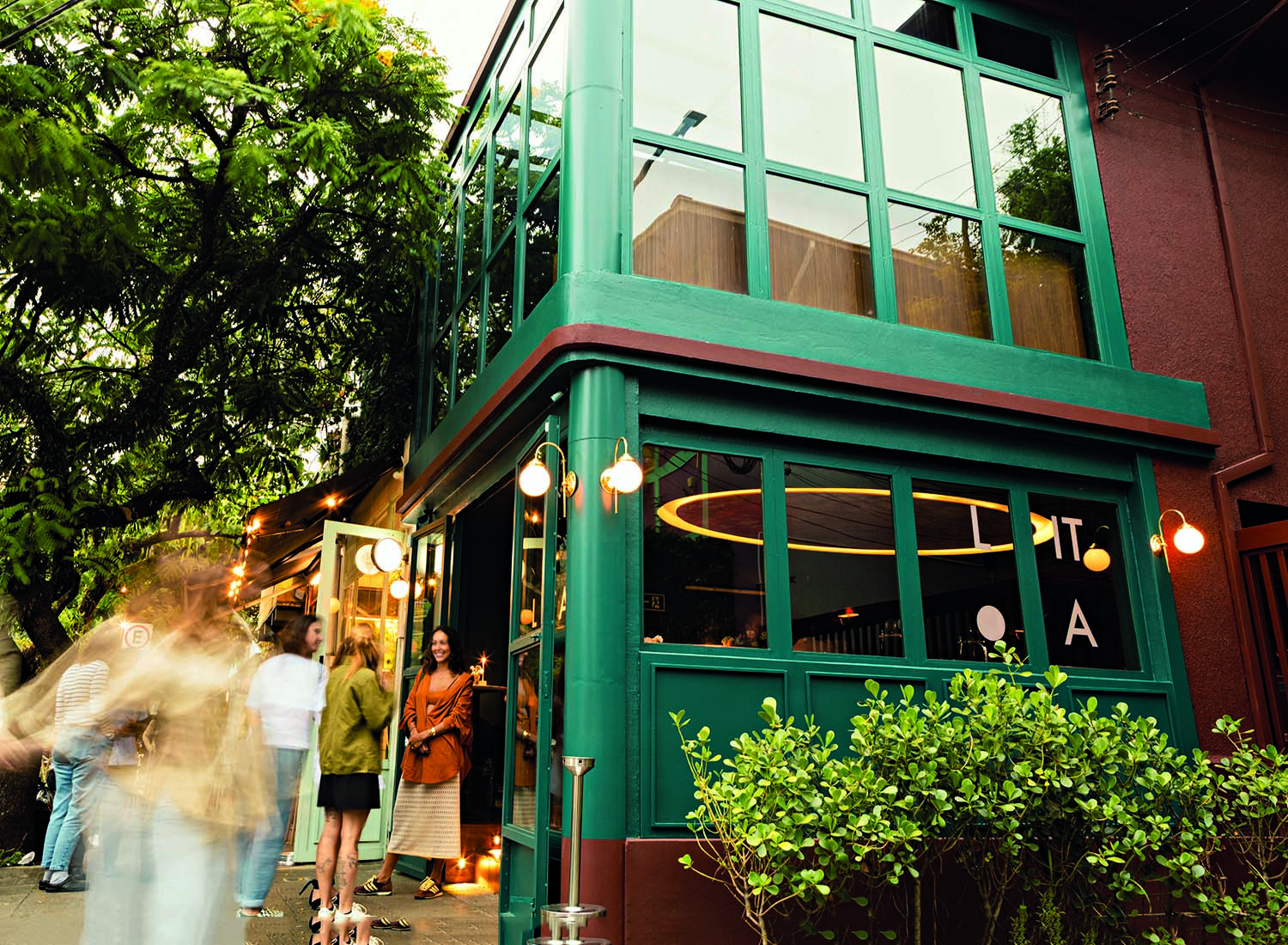 endereço com verde e vinho e pessoas na frente