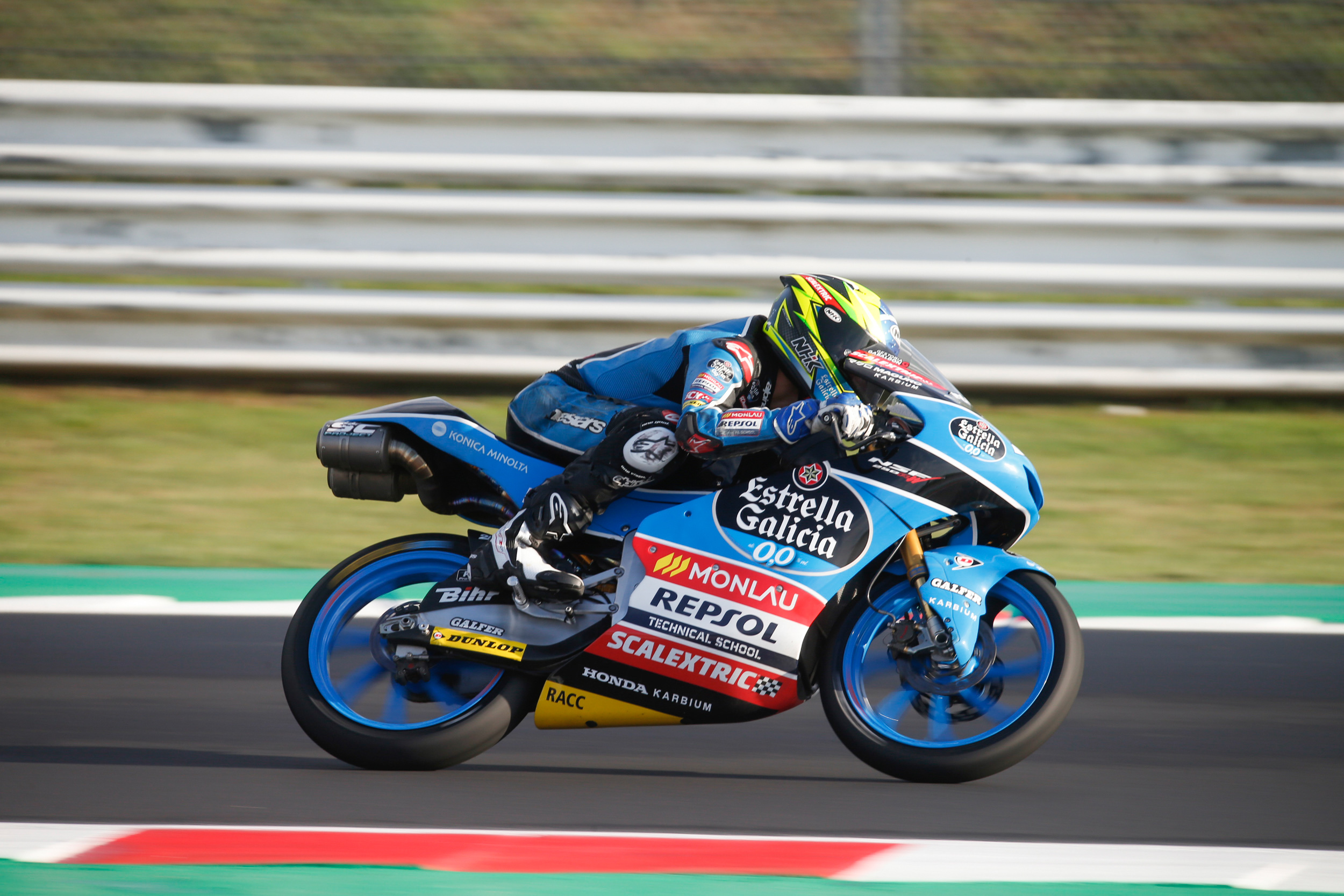 homem em uma moto azul correndo
