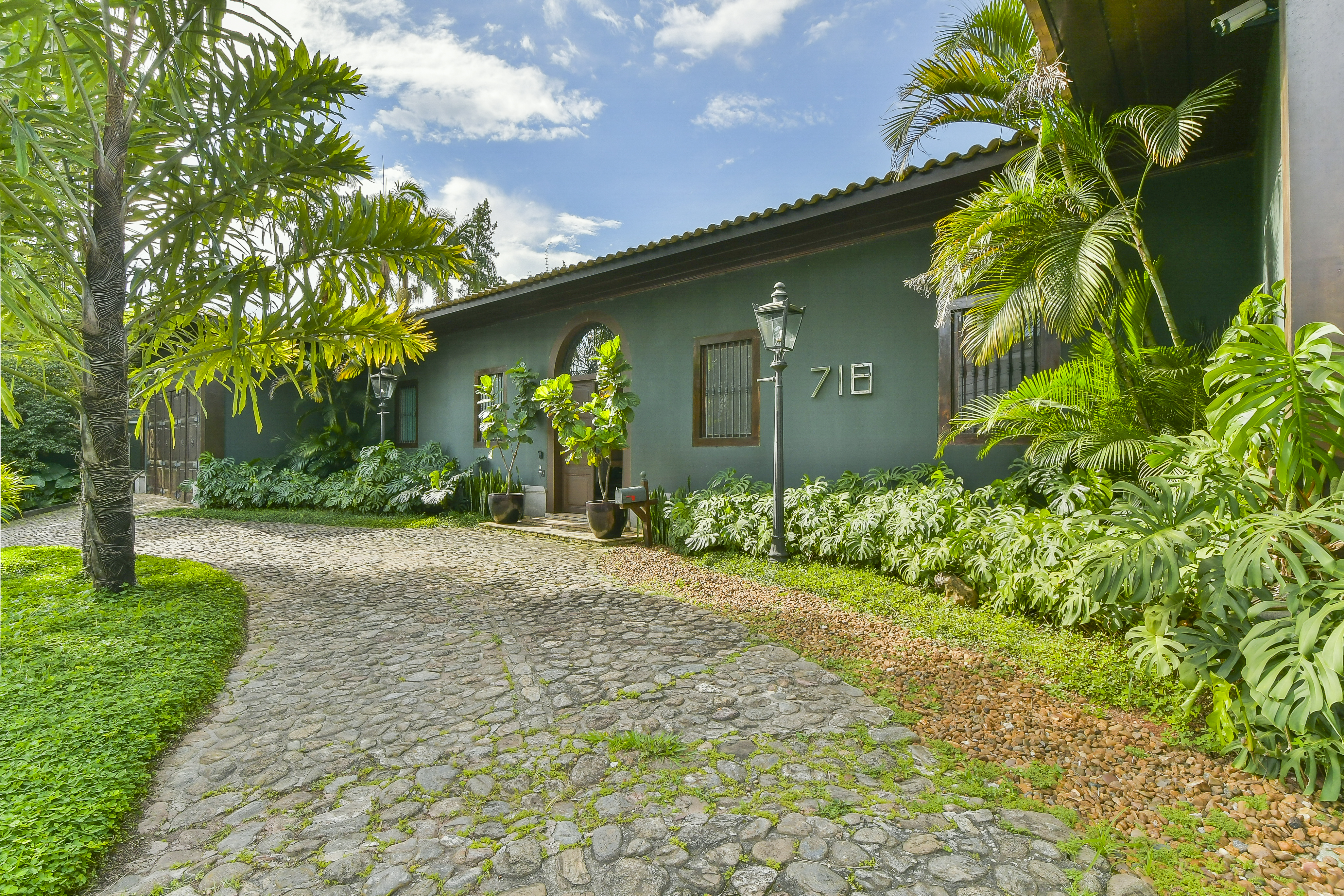 Foto-32 Mansão no Morumbi à venda por R$ 13 milhões tem galeria de arte dentro de casa; veja fotos