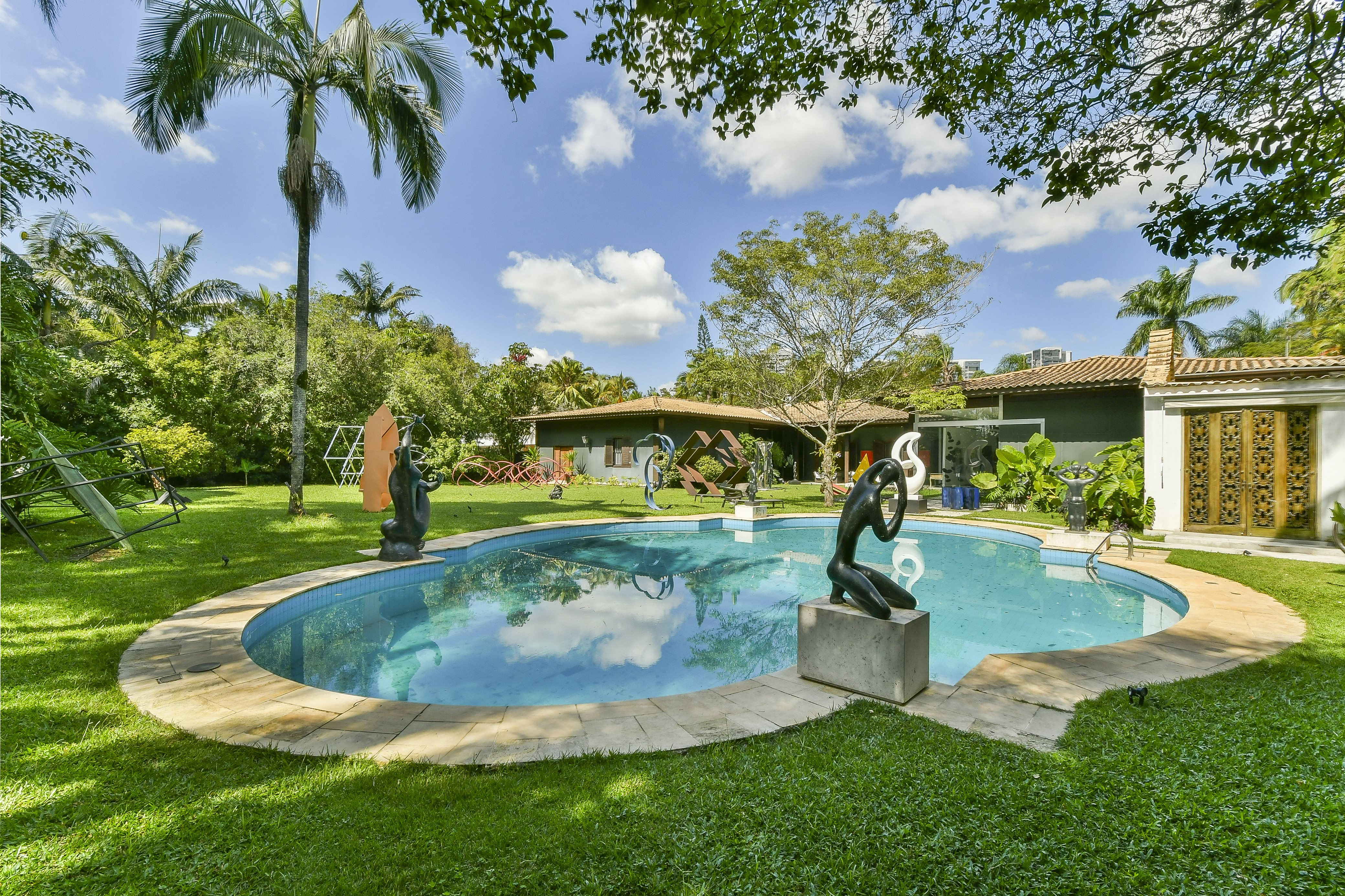 Foto-32 Mansão no Morumbi à venda por R$ 13 milhões tem galeria de arte dentro de casa; veja fotos