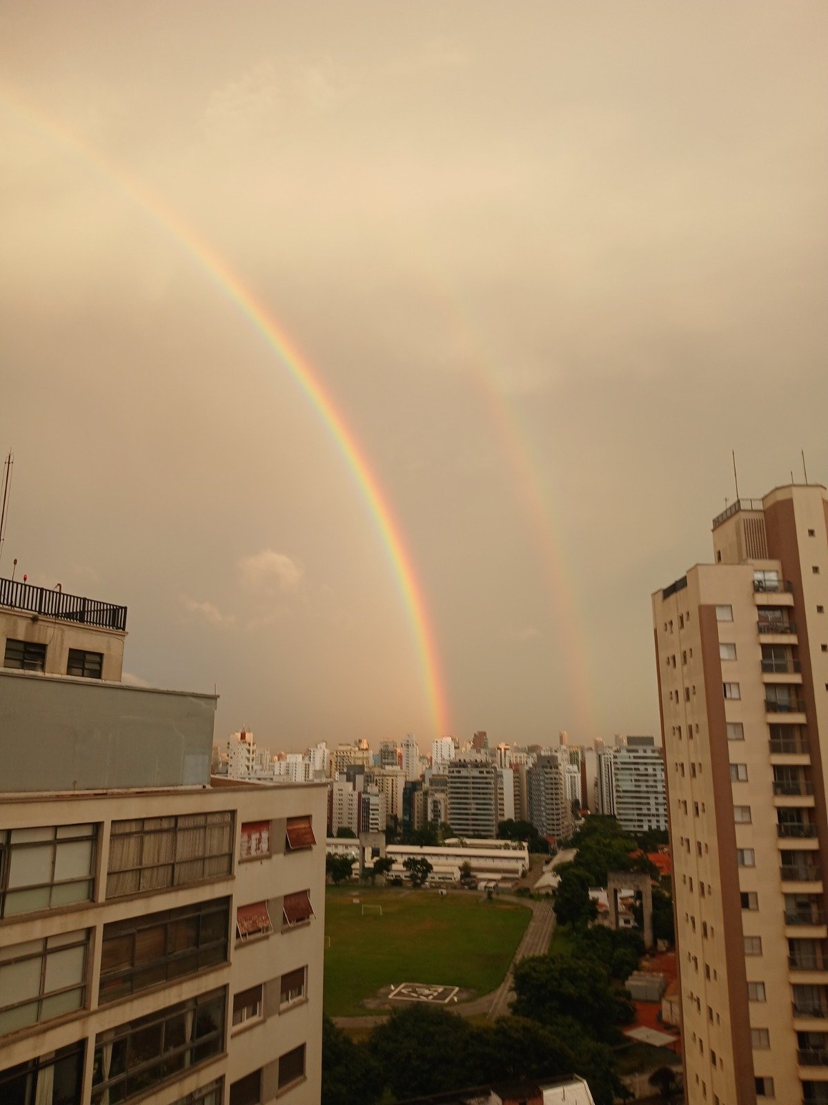 Arco-íris duplo em SP