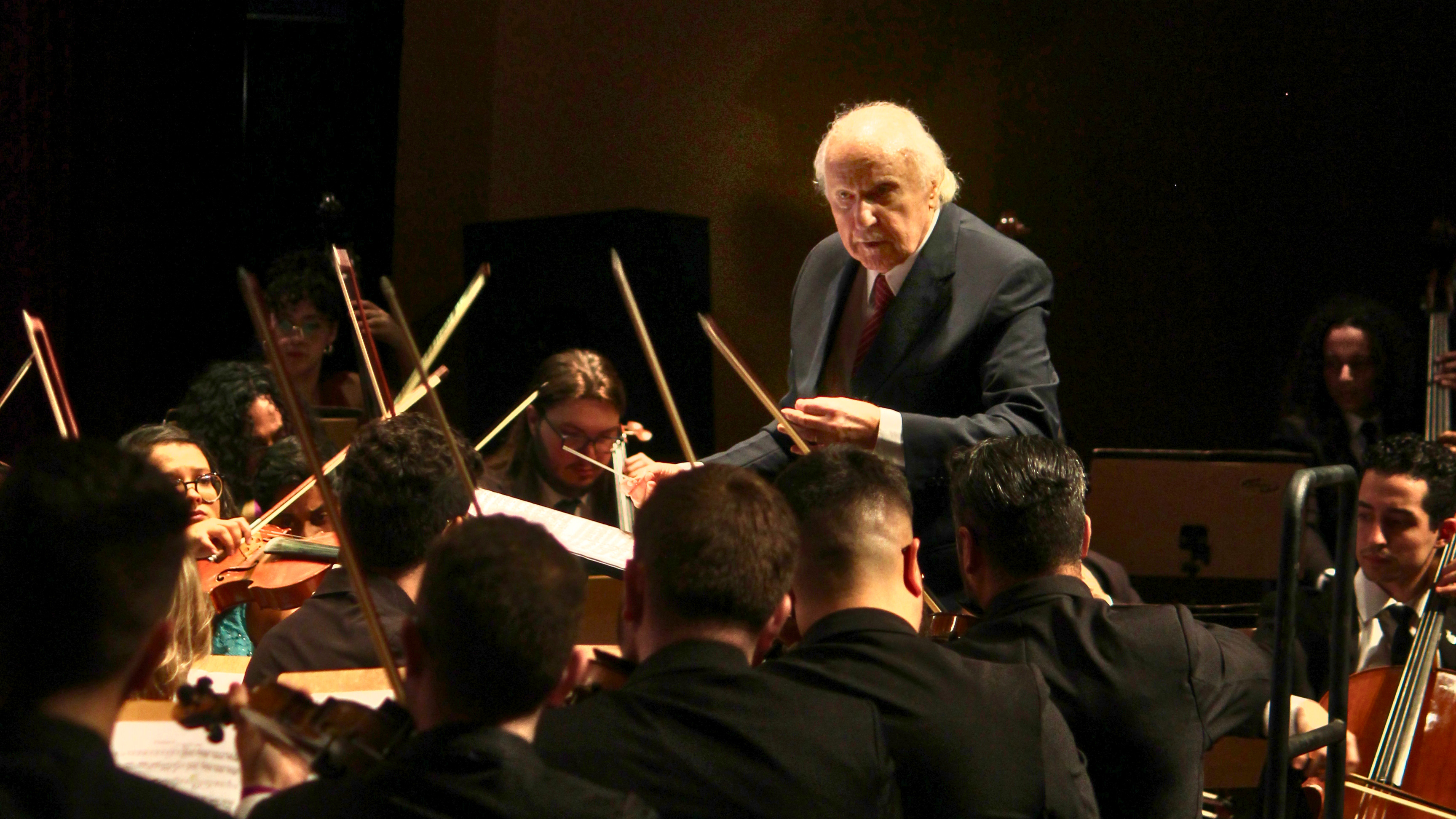 Orquestra Sinfônica Heliópolis recebe Isaac Karabtchevsky no Teatro Baccarelli