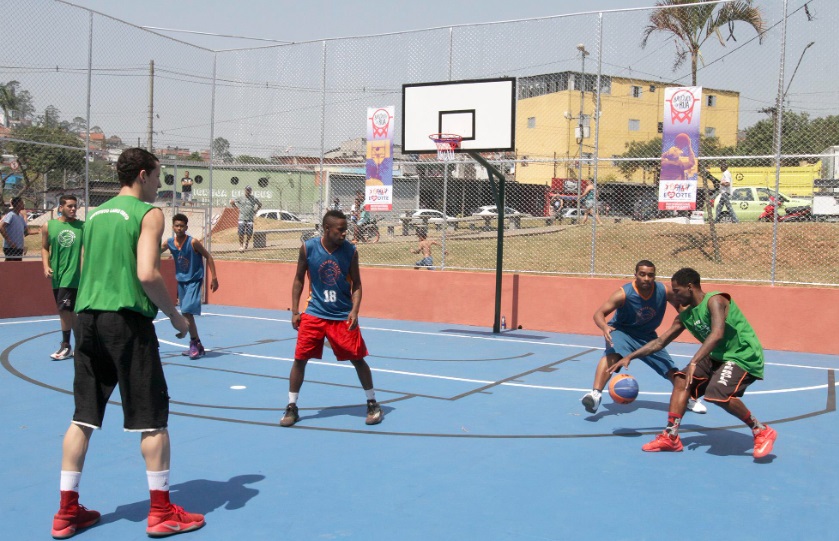 Basquete de rua vira espetáculo cênico em performance gratuita na Zona Sul