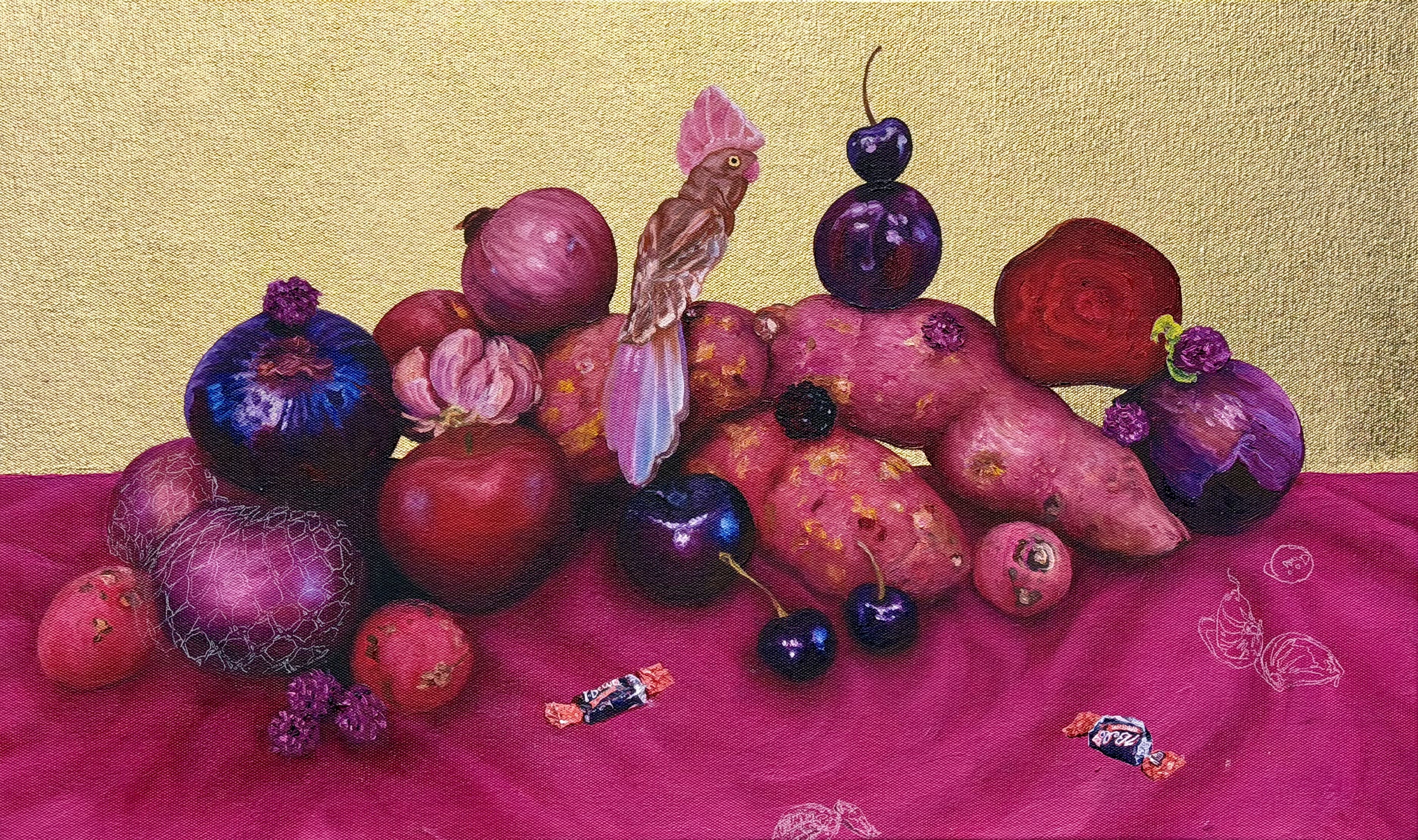 Natureza-morta com frutas e vegetais roxos e vermelhos sobre um tecido magenta, incluindo batatas-doces, beterrabas, cebolas, cerejas, amoras e um papagaio de cristal rosa, com fundo dourado e dois doces embalados na frente
