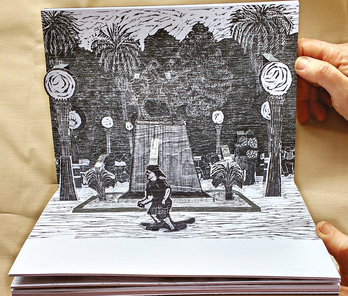 Exposição gratuita permite manusear obras de arte em formato de livro