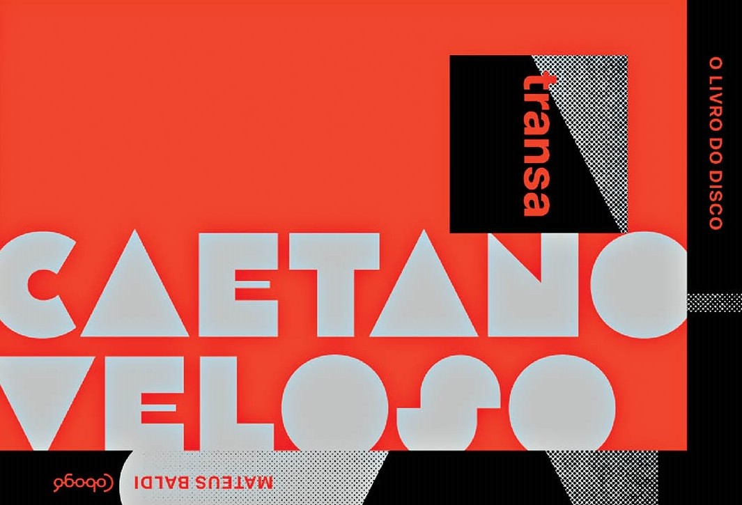 Capa do livro Transa: O Livro do Disco de Caetano Veloso e Mateus Baldi. Fundo laranja com letras brancas geométricas formando CAETANO VELOSO. No canto superior direito, um quadrado preto com transa em branco na vertical e um triângulo pontilhado. Na lateral direita, uma faixa preta com O LIVRO DO DISCO em branco na vertical. Na parte inferior, uma faixa preta com MATEUS BALDI e cobogó em branco. Elementos pontilhados em preto e branco complementam o design