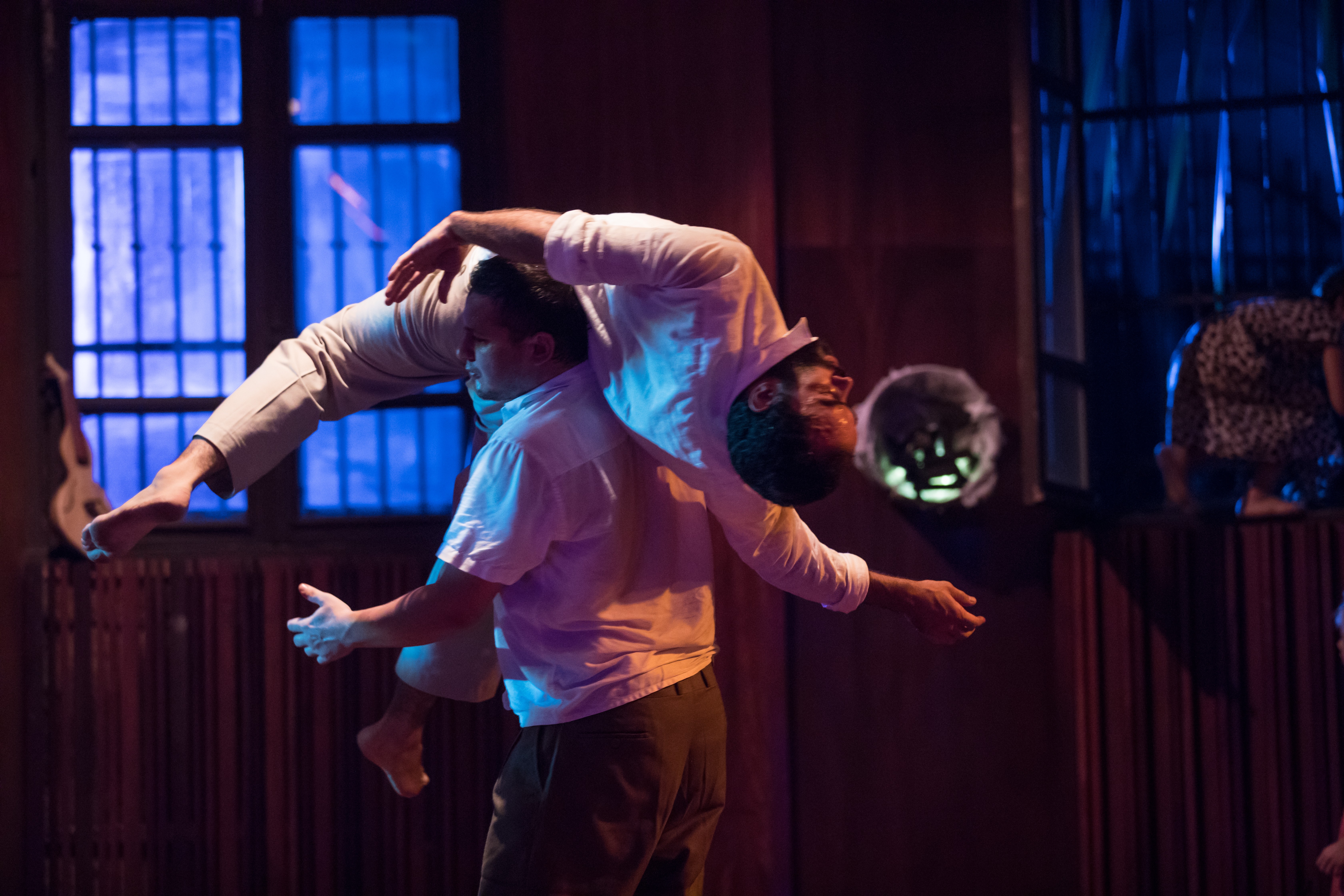 Espetáculo inspirado em obra de Guimarães Rosa mistura dança, teatro, música e improviso