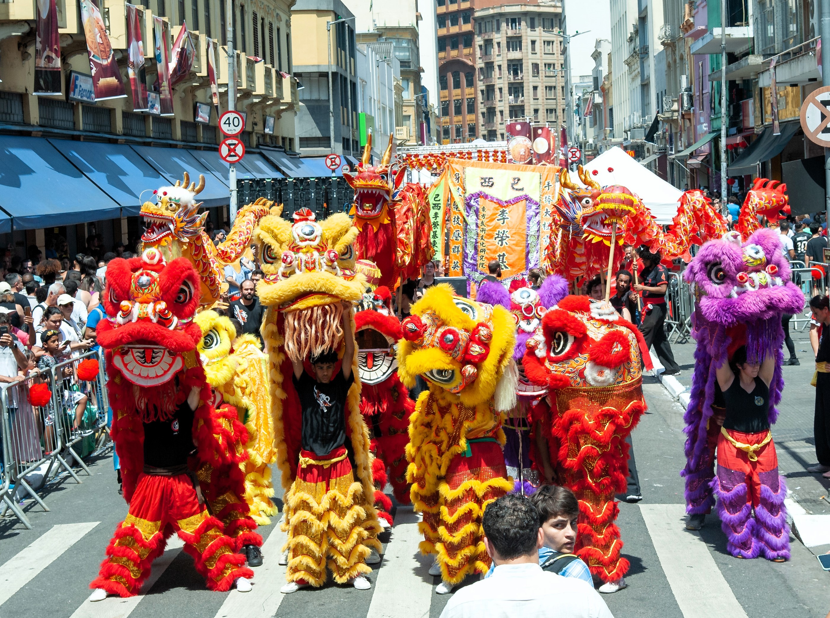 Festival da Lua Chinês bate recorde e leva 100 bonecos de leões à 25 de Março