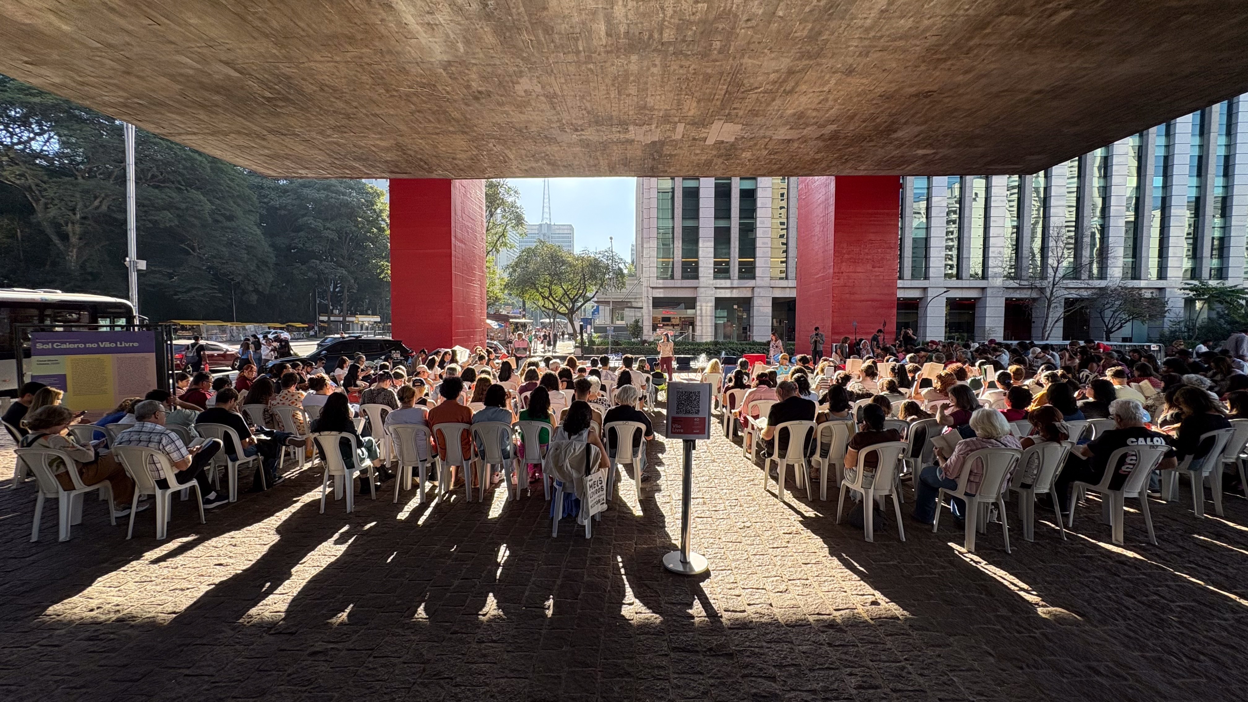 O encontro que reúne desconhecidos em SP para ler em silêncio