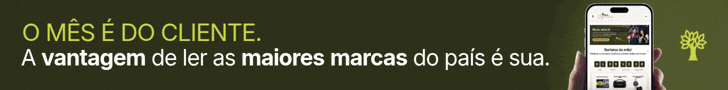 Fundo verde-escuro com texto O MÊS É DO CLIENTE. A vantagem de ler as maiores marcas do país é sua. em amarelo e branco. À direita, uma mão segura um smartphone exibindo um portal de notícias e um ícone de árvore verde-clara