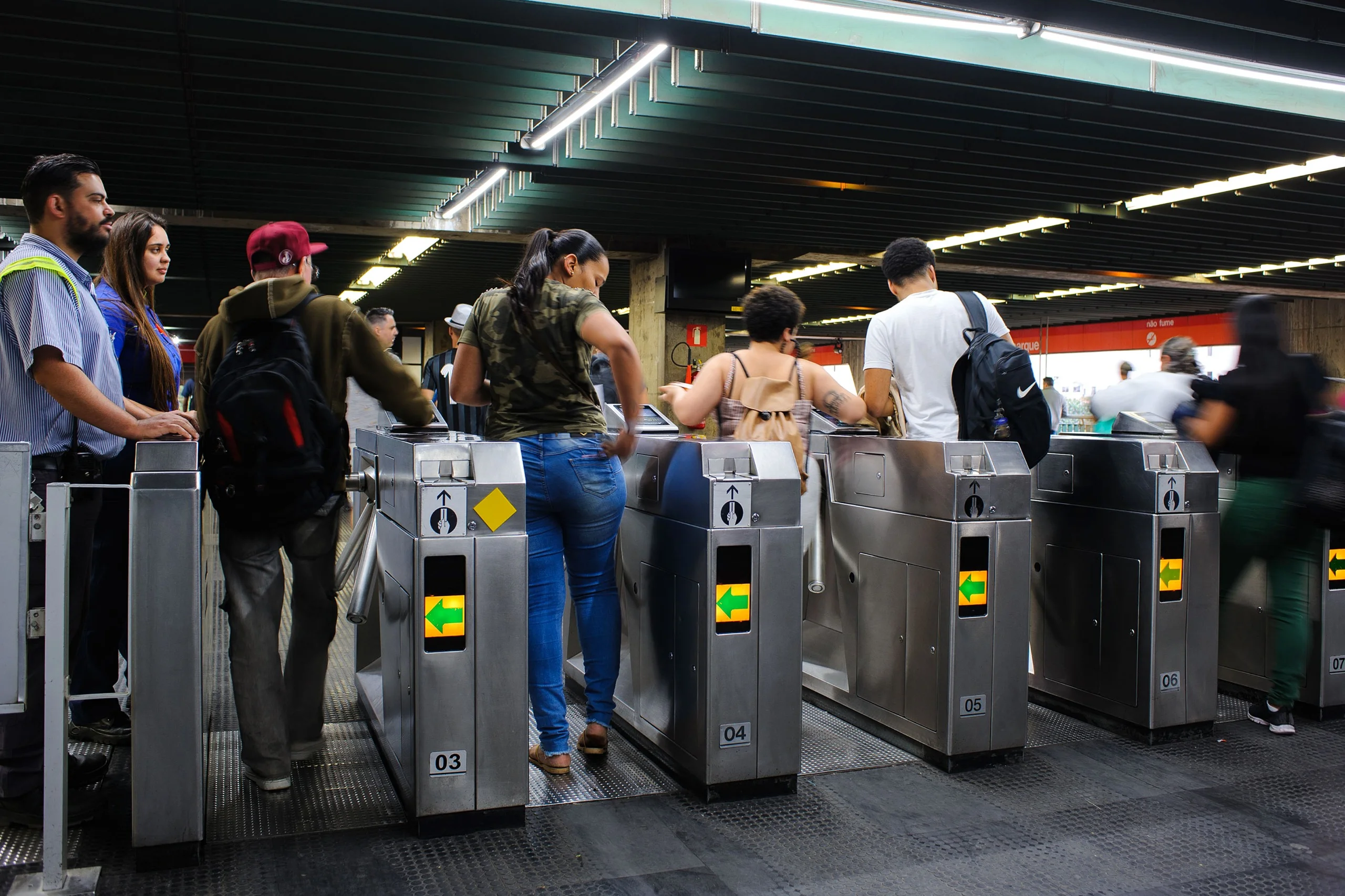 Metrô de SP passa a aceitar pagamento por aproximação em todas as catracas; veja como funciona