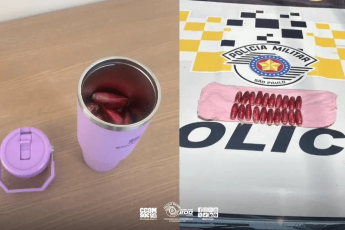 À esquerda, um copo térmico lilás com a tampa ao lado, contendo cápsulas vermelhas. À direita, sobre um veículo da Polícia Militar, um tecido rosa com várias cápsulas vermelhas alinhadas