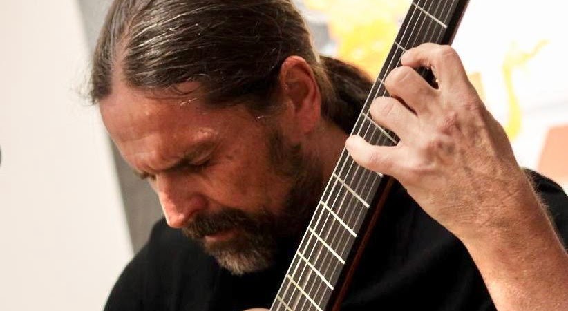 Andreas Kisser faz show gratuito no Jardim Suspenso do CCSP