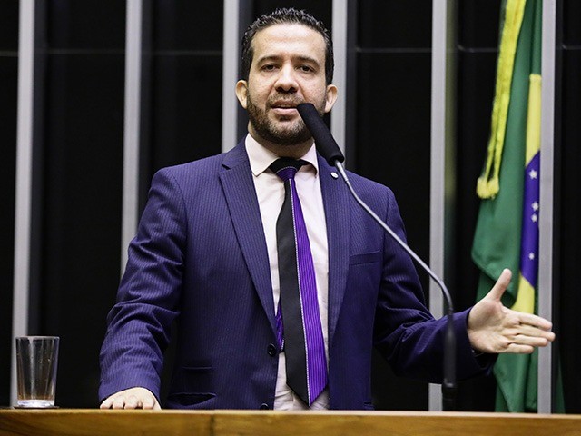André Janones é internado na UTI em SP após arritmia cardíaca