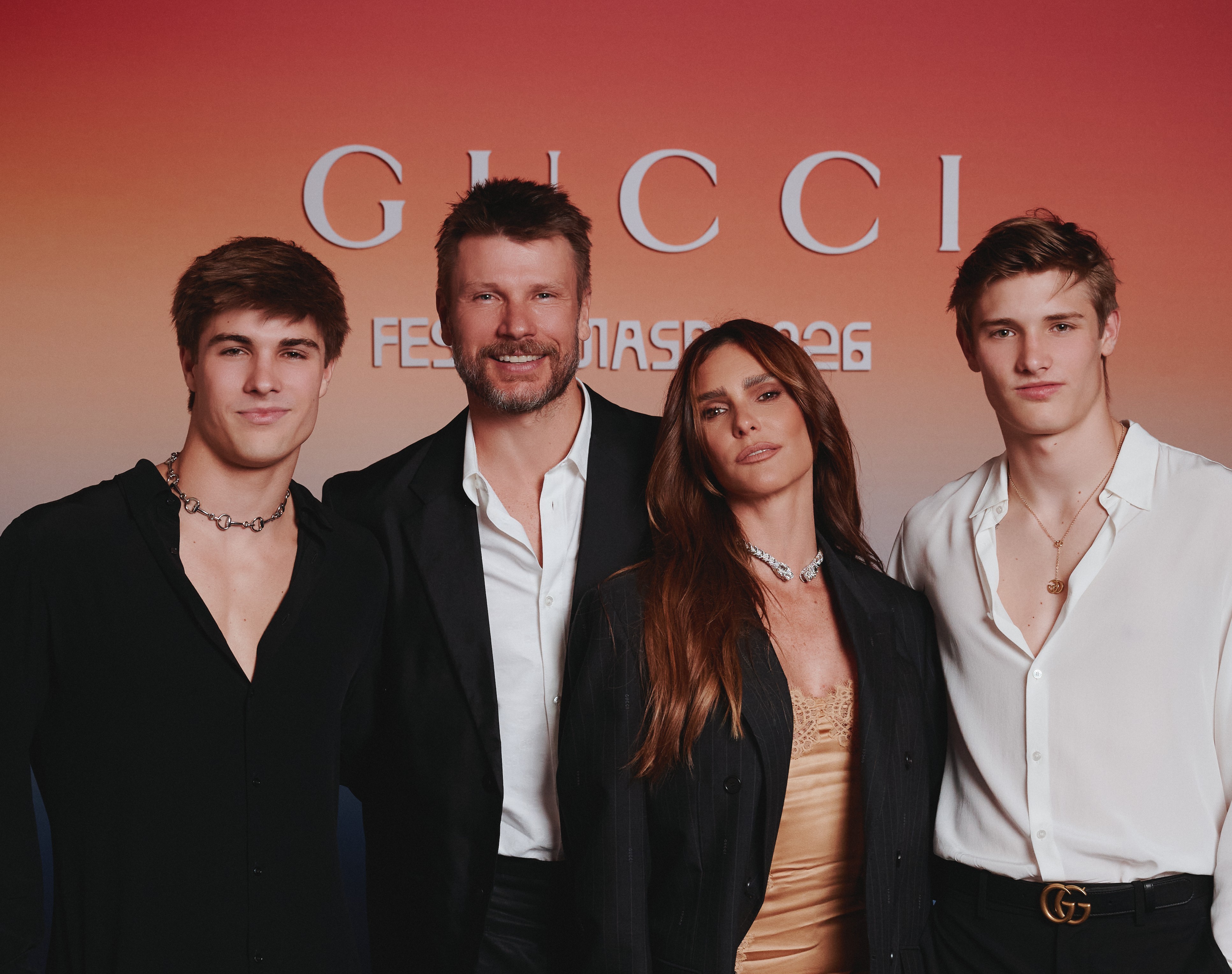 Fernanda Lima e Rodrigo Hilbert vão com os filhos para festa no Masp