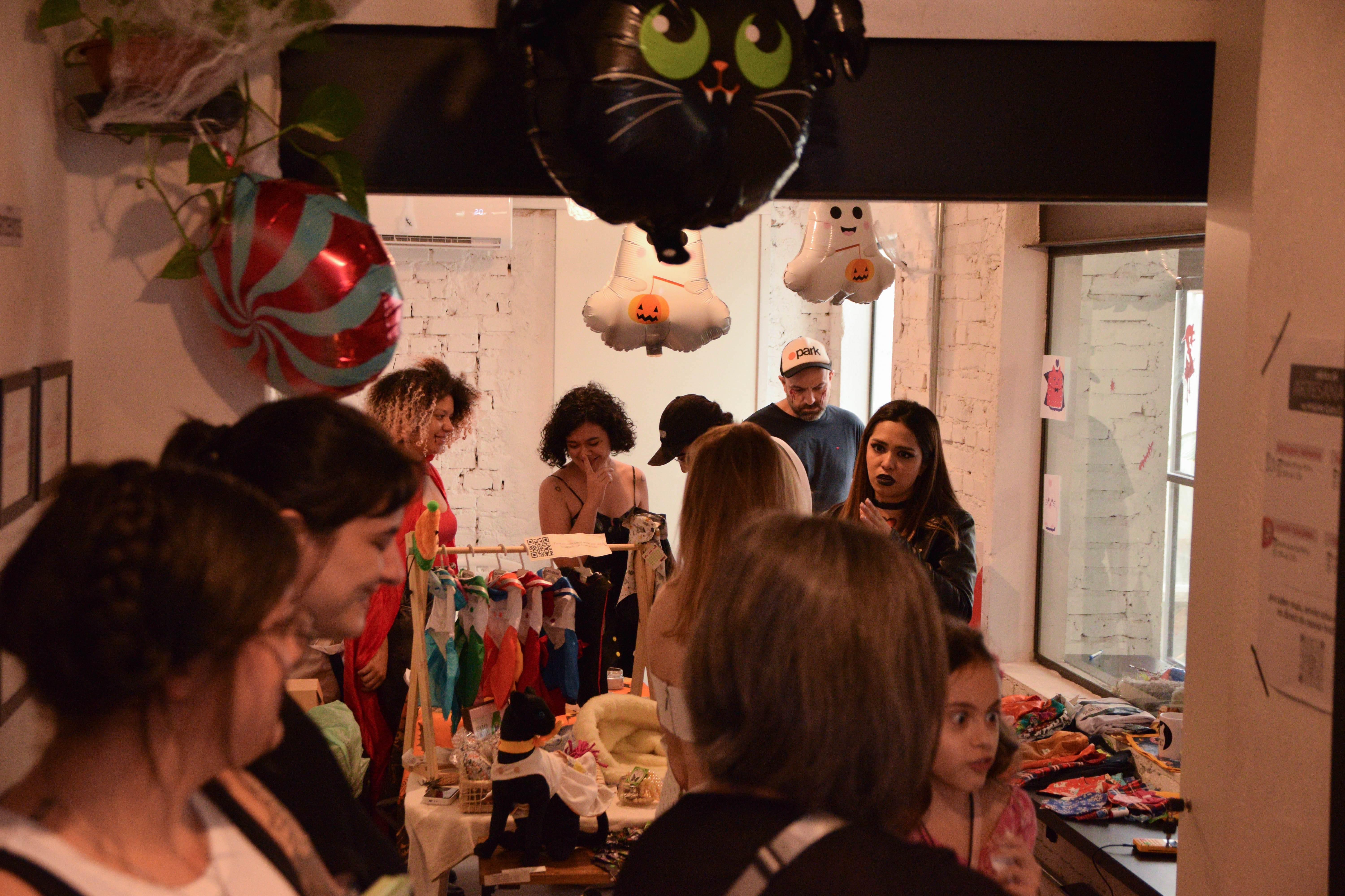 Festa de Halloween em Pinheiros arrecada fundos para ONG de gatos