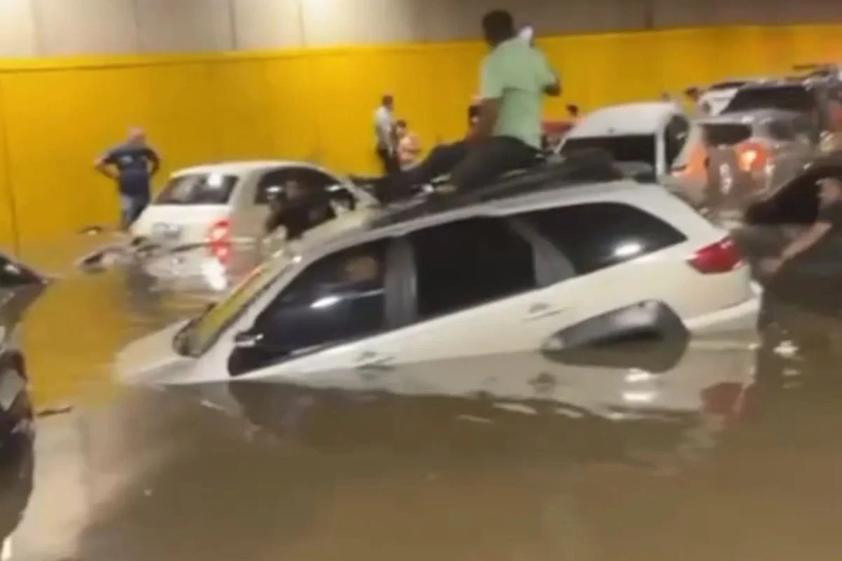 Fortes chuvas causam alagamento em túnel do Anhangabaú